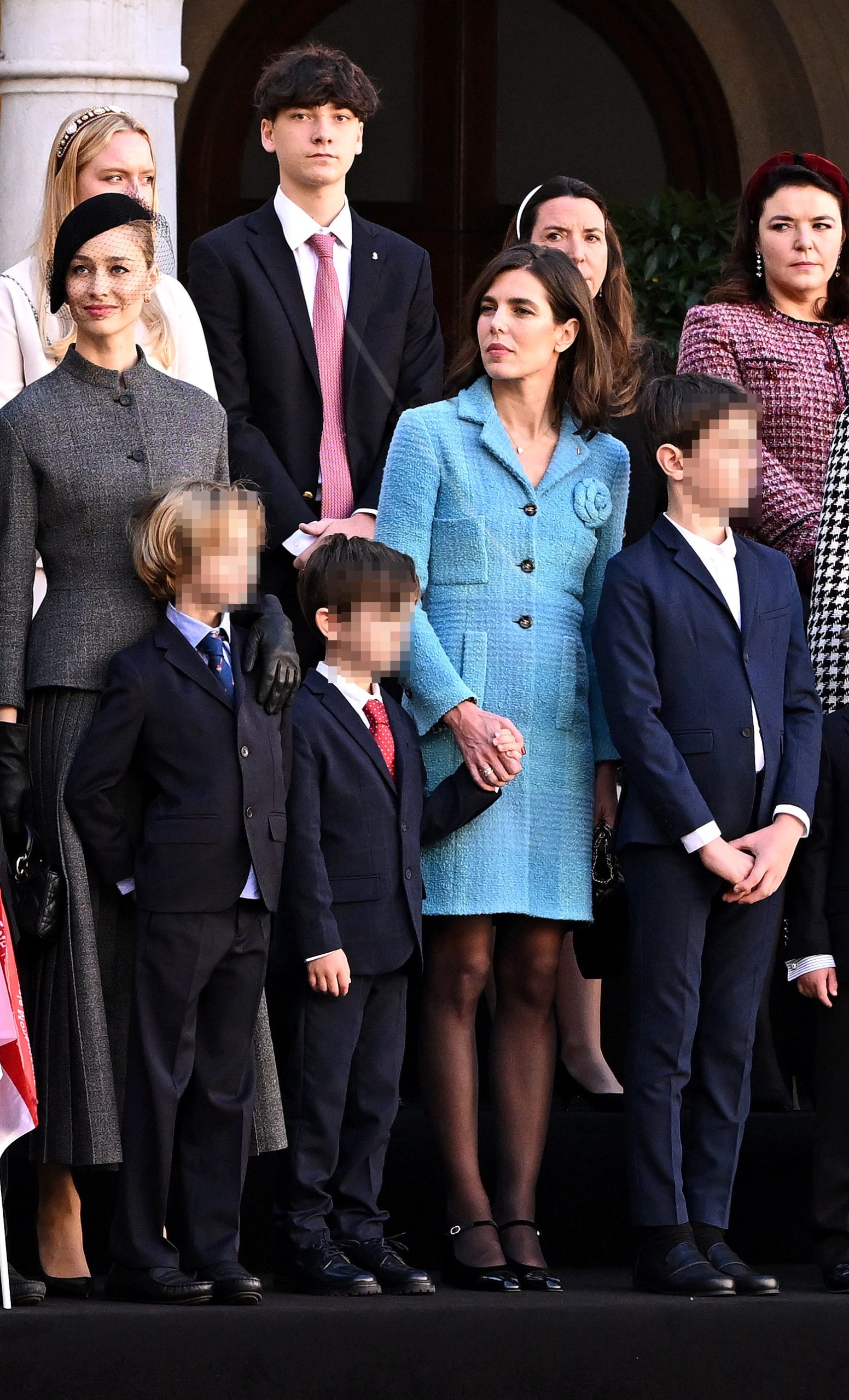 ​Las dos versiones de Charlotte Casiraghi con trajes tweed de Chanel: mismas medias y mismos zapatos, pero una imagen muy distinta 