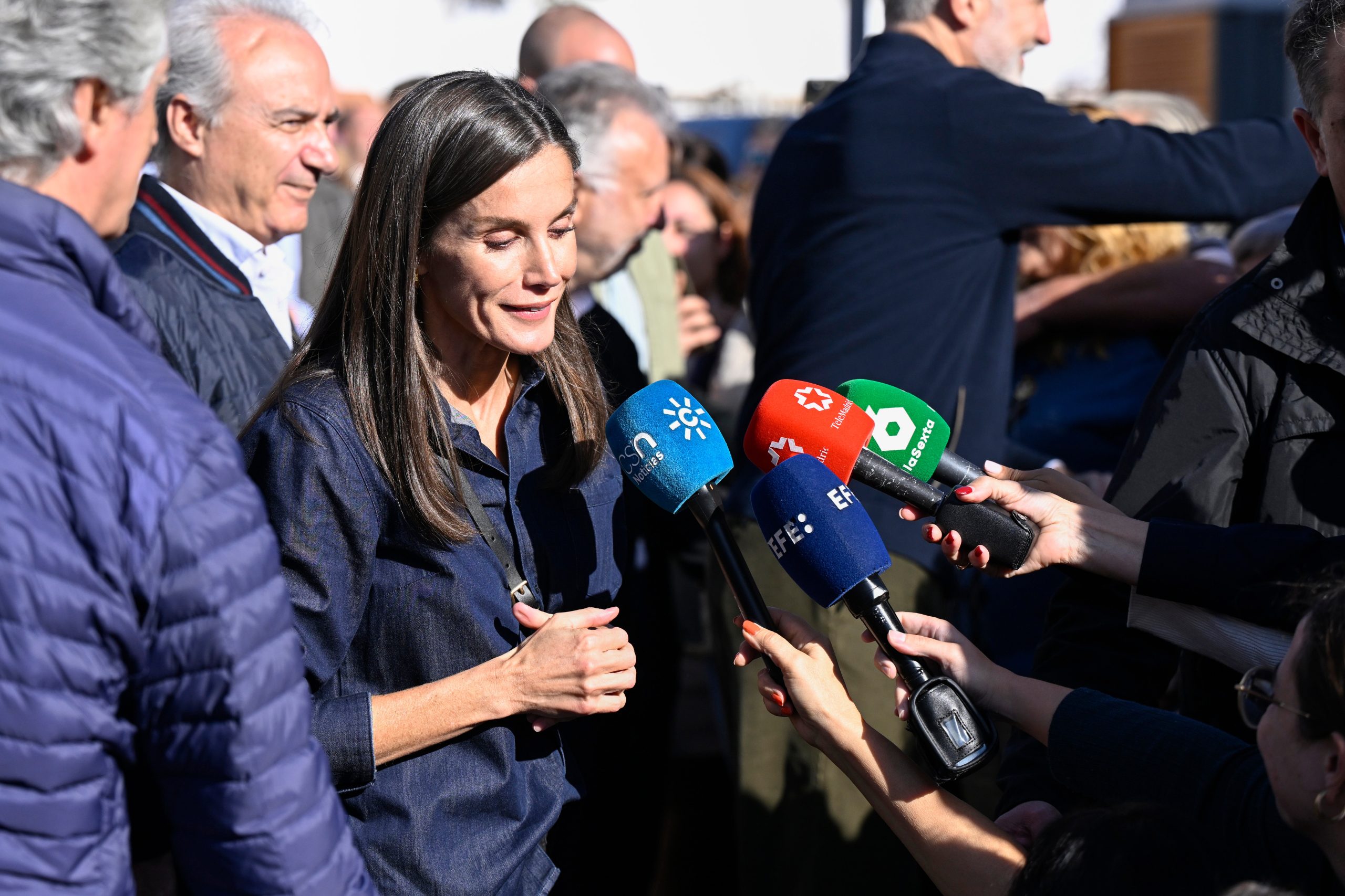 ​Letizia entra en un directo con Carlos Alsina y Felipe responde a los medios: analizamos el cambio de estrategia de la Casa Real 