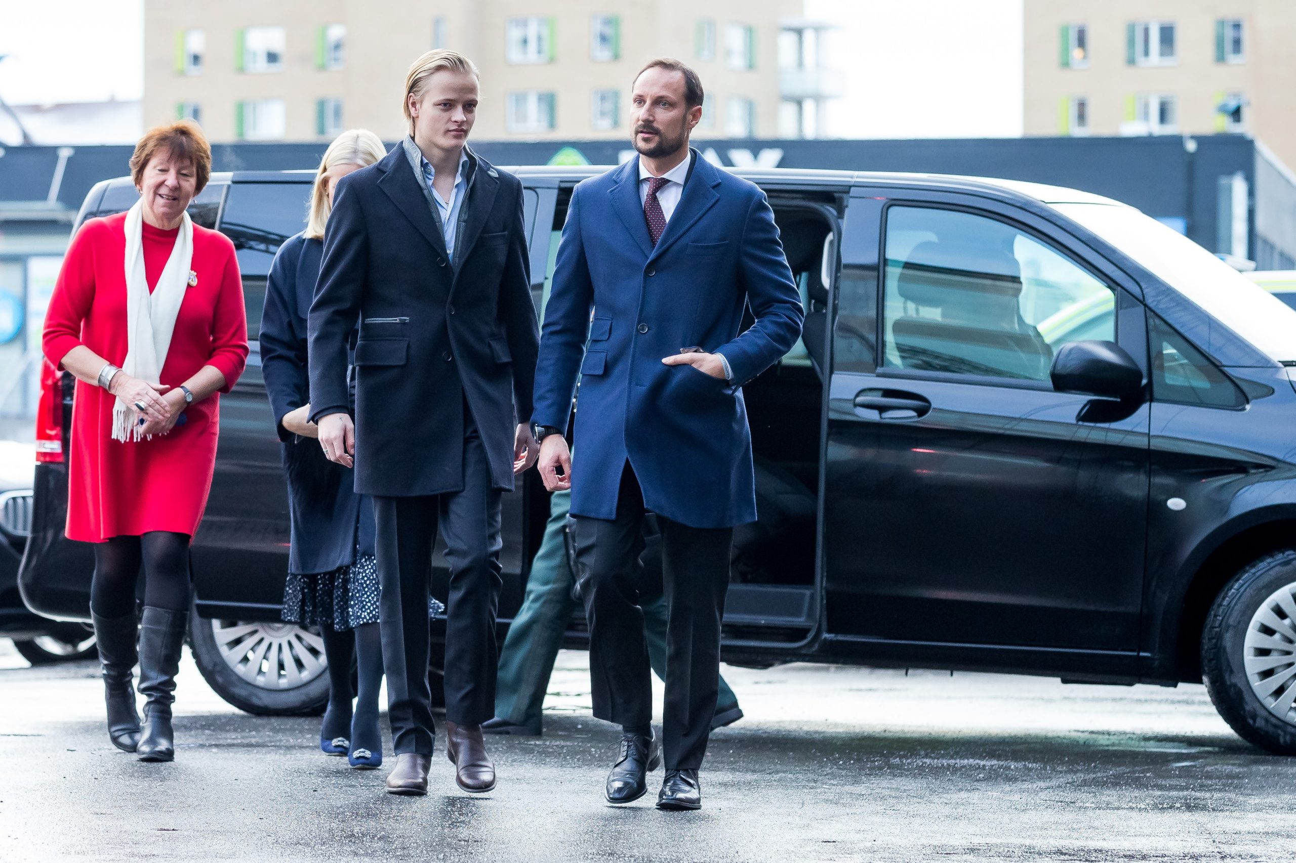 ​Mette Marit y Haakon de Noruega, en Londres con Marius Borg para apoyarle en el inicio de su terapia de rehabilitación 