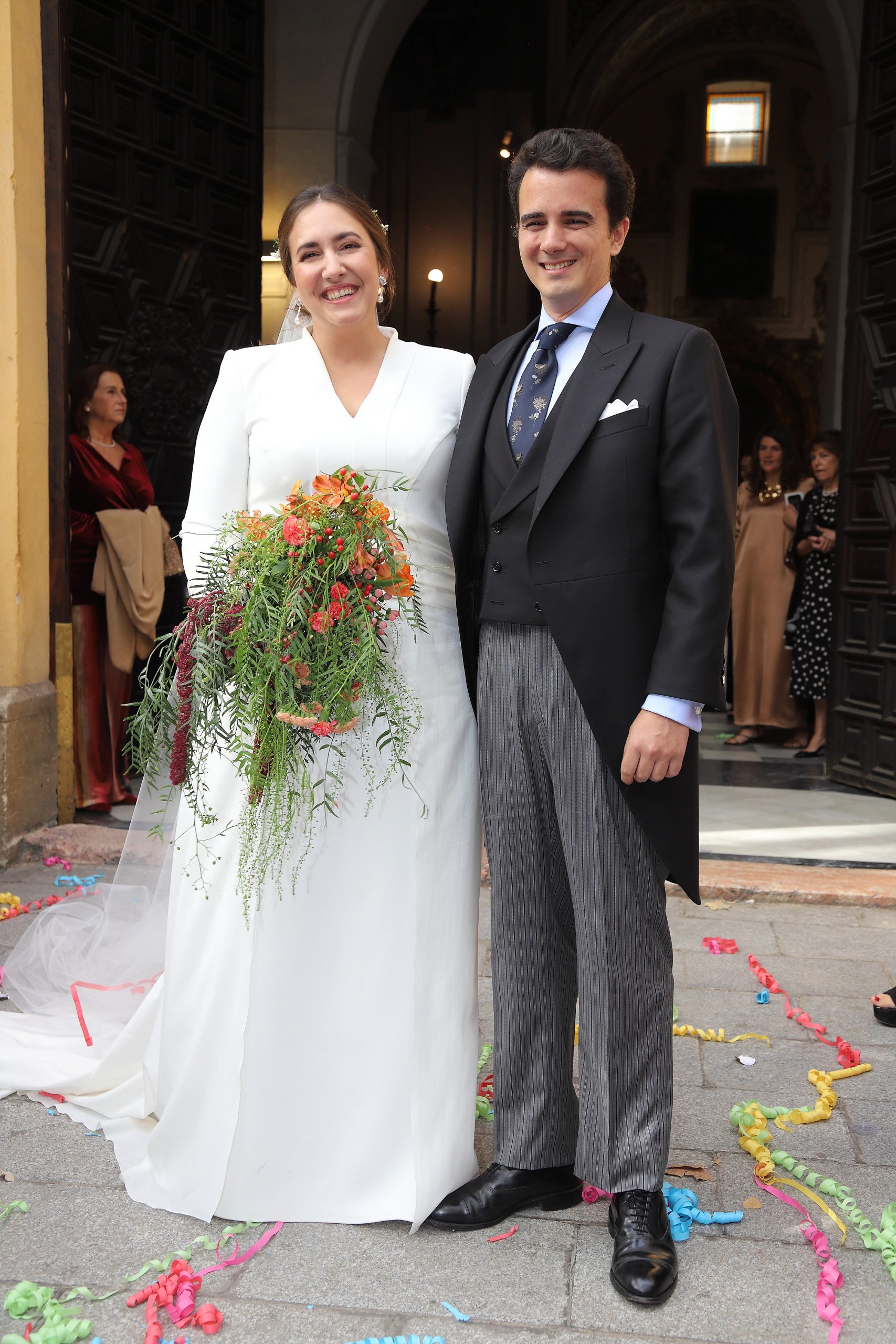 ​Marta, hija de Javier Arenas, se casa en Sevilla: una novia con corona de flores, un tocado-lazo para la madrina e invitados de la política, la empresa y la sociedad 