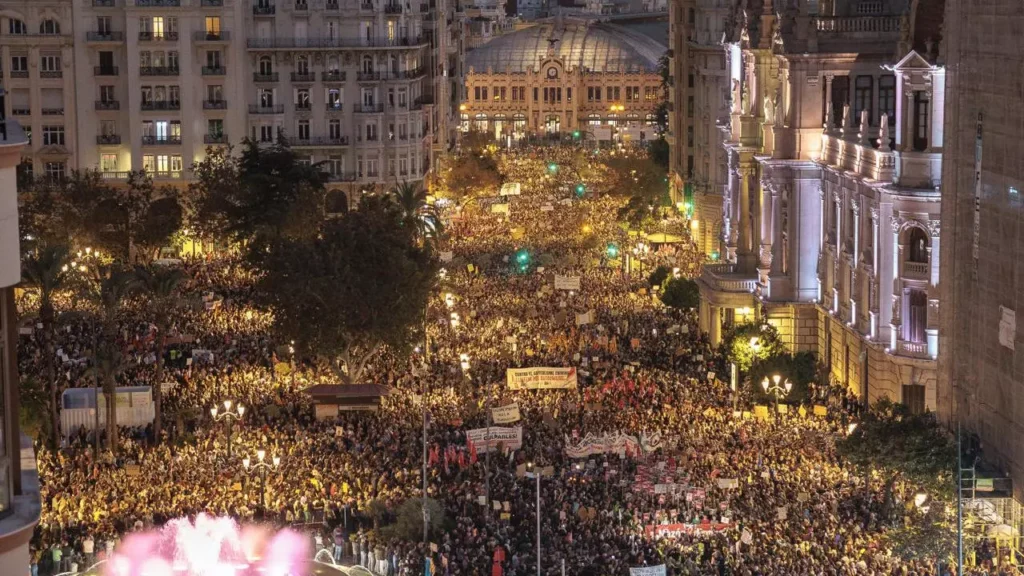 Más de 130.000 personas piden en Valencia la dimisión de Mazón