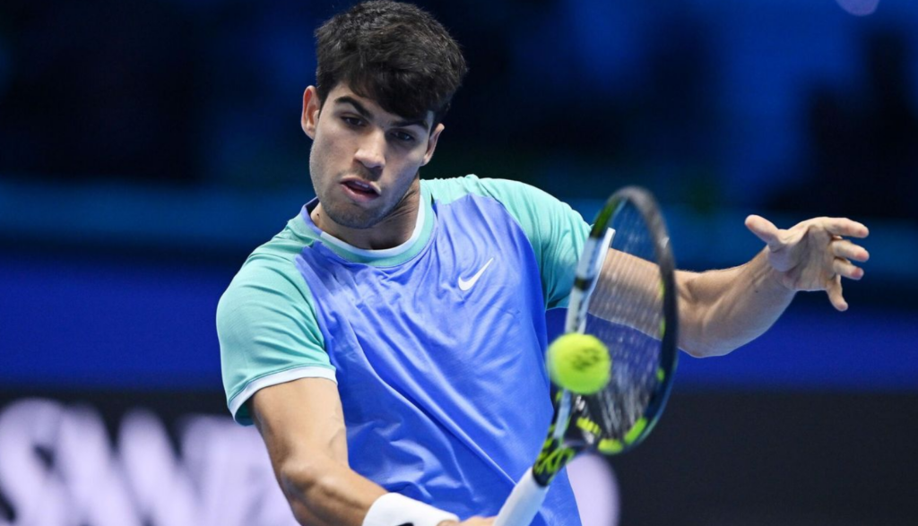 Alcaraz resurge ante Rublev y se mantiene vivo en el ATP Finals