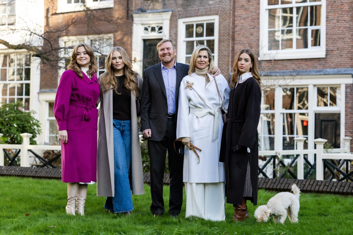 ​El posado sorpresa de Guillermo y Máxima de Holanda con sus tres hijas: un mes antes de Navidad, en un escenario nuevo y sin olvidar al perrito Mambo 