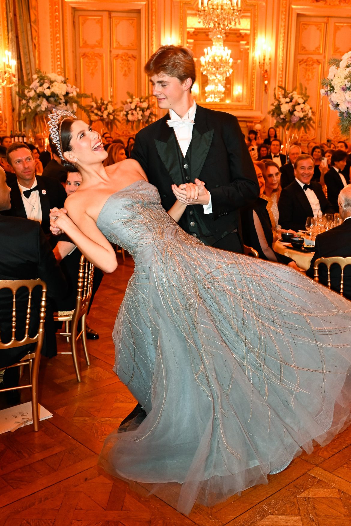 ​Eugenia de Borbón debuta en Le Bal de París con tiara familiar y vestido de Carolina Herrera heredado de su madre 