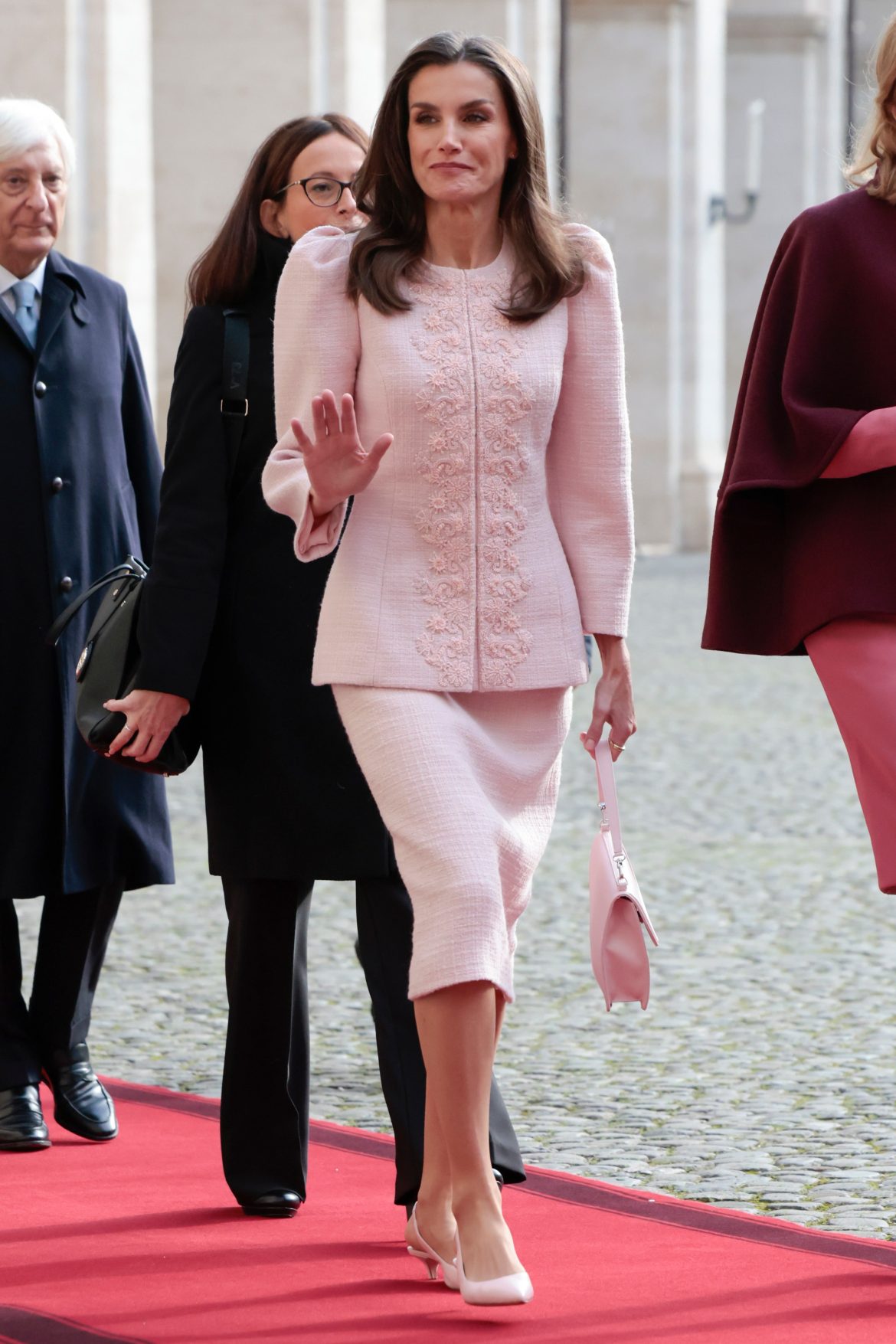 ​Letizia, más reina que nunca en su visita a Italia: recupera el uniforme de la generación anterior, la falda con chaqueta a conjunto de doña Sofía y las mangas abullonadas de Beatriz de Holanda 