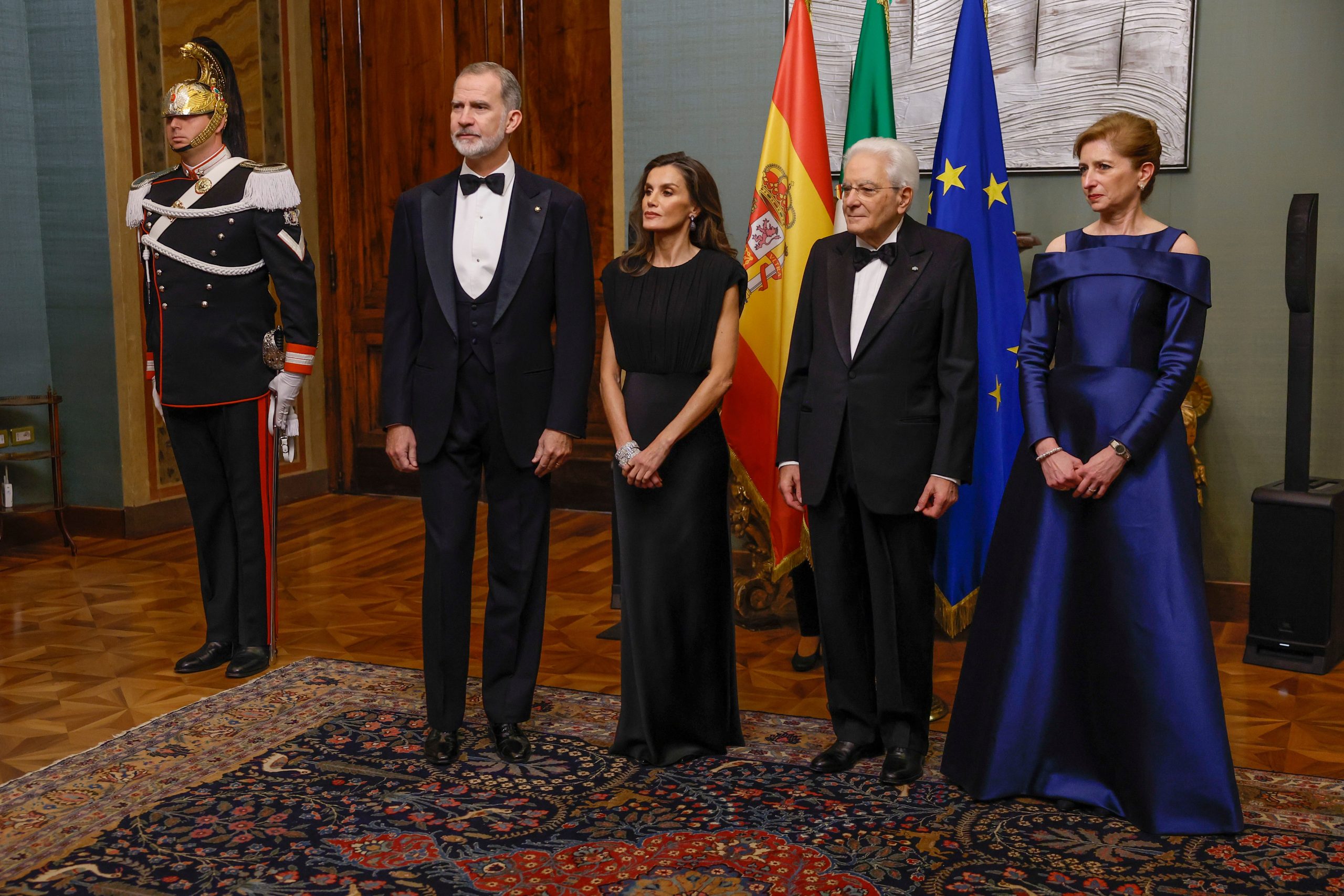 ​La elegancia de Letizia en la cena de Estado en Roma: sin tiara pero con las pulseras gemelas de las joyas de pasar, y con guiño a la moda italiana con un vestido de Max Mara 