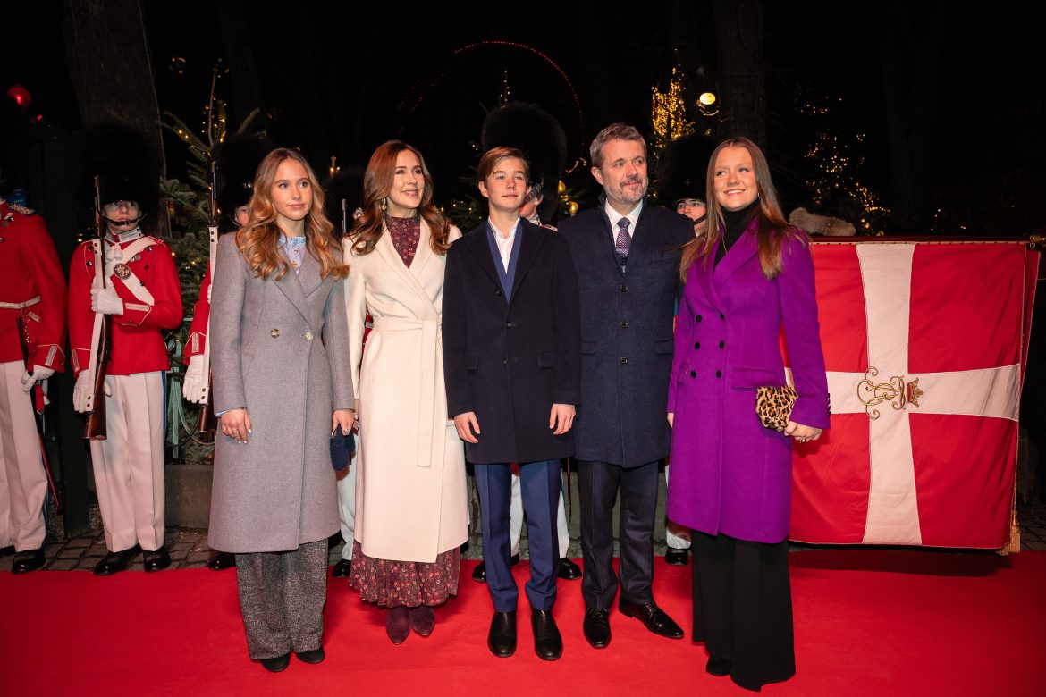 ​Todos apoyando a la abuela: Federico y Mary de Dinamarca llevan a sus hijos pequeños al ballet El Cascanueces (en el que ha participado la reina Margarita) 