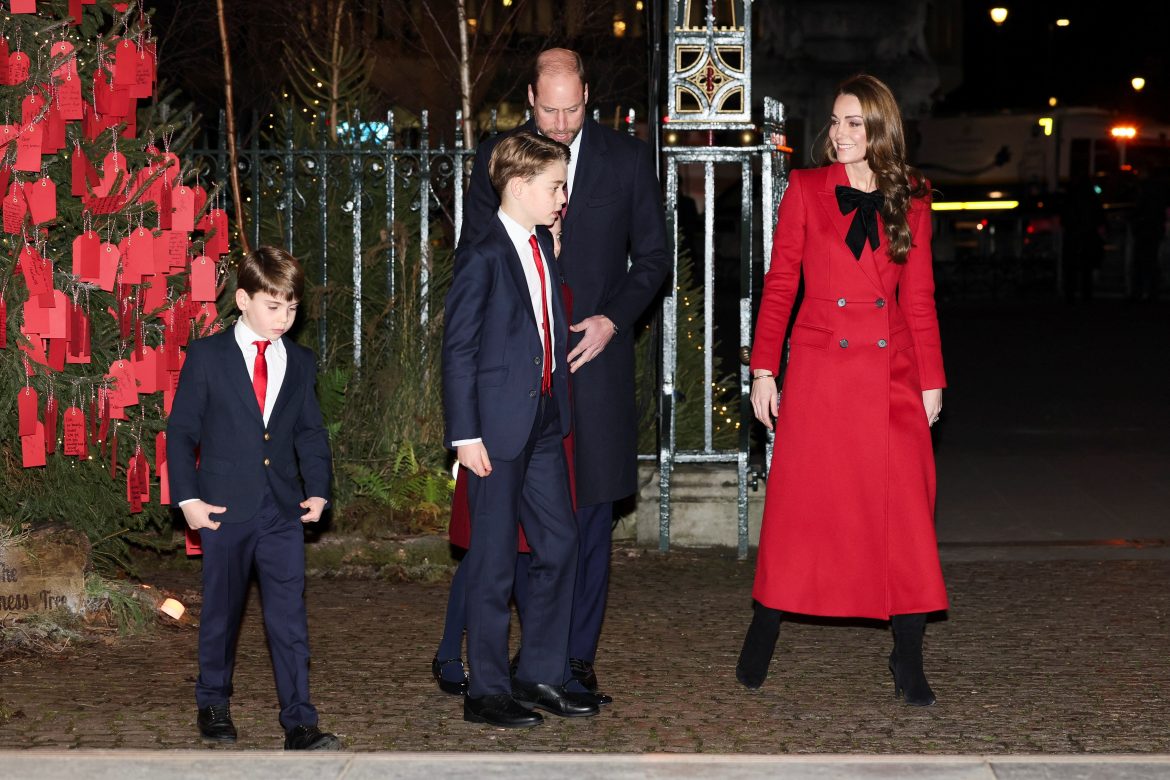 ​Kate Middleton, radiante de Alexander McQueen y rodeada de su familia en su reaparición como reina de la Navidad 