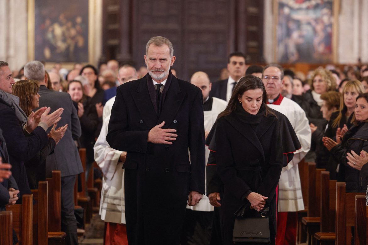 ​Felipe y Letizia arropan a los familiares de las víctimas de la DANA en el funeral celebrado en la catedral de Valencia 