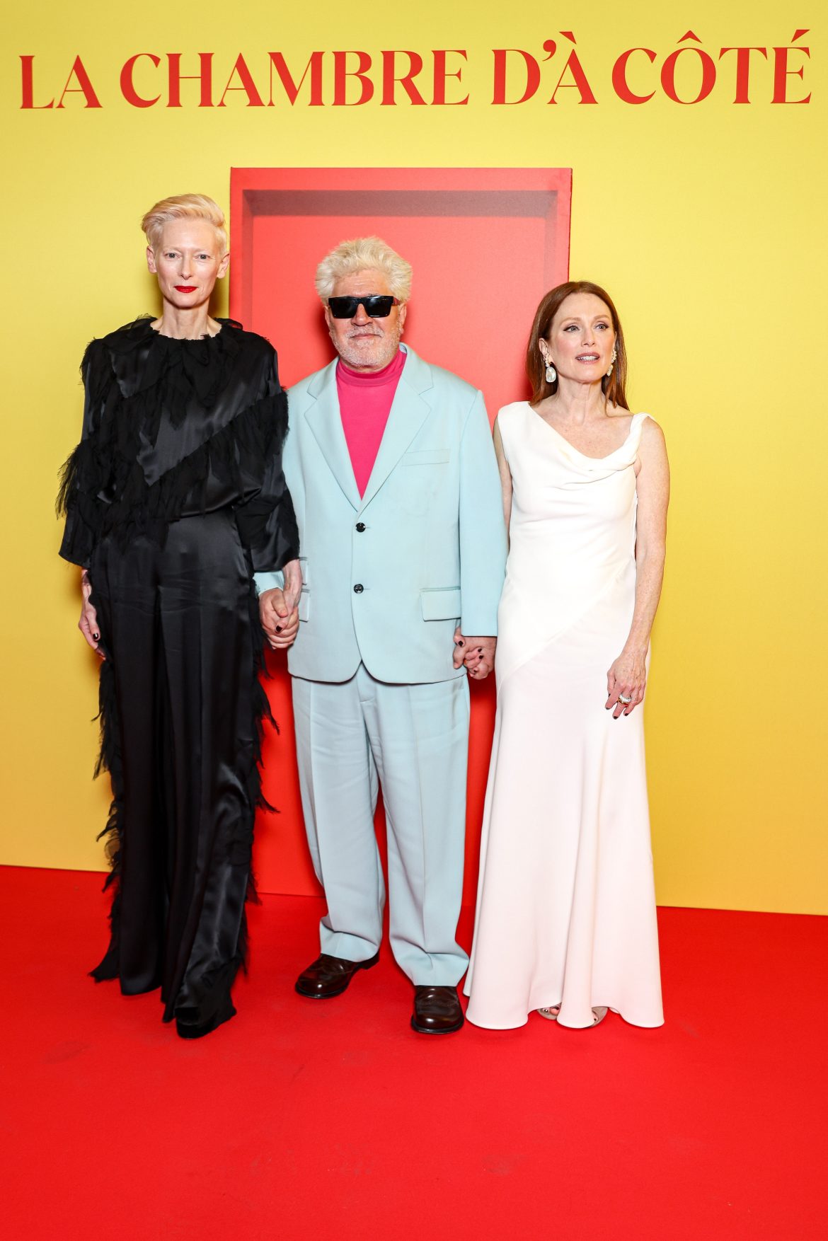 ​Julianne Moore y Tilda Swinton, el ying y el yang del estilo, estreno en París junto a Pedro Almodóvar 