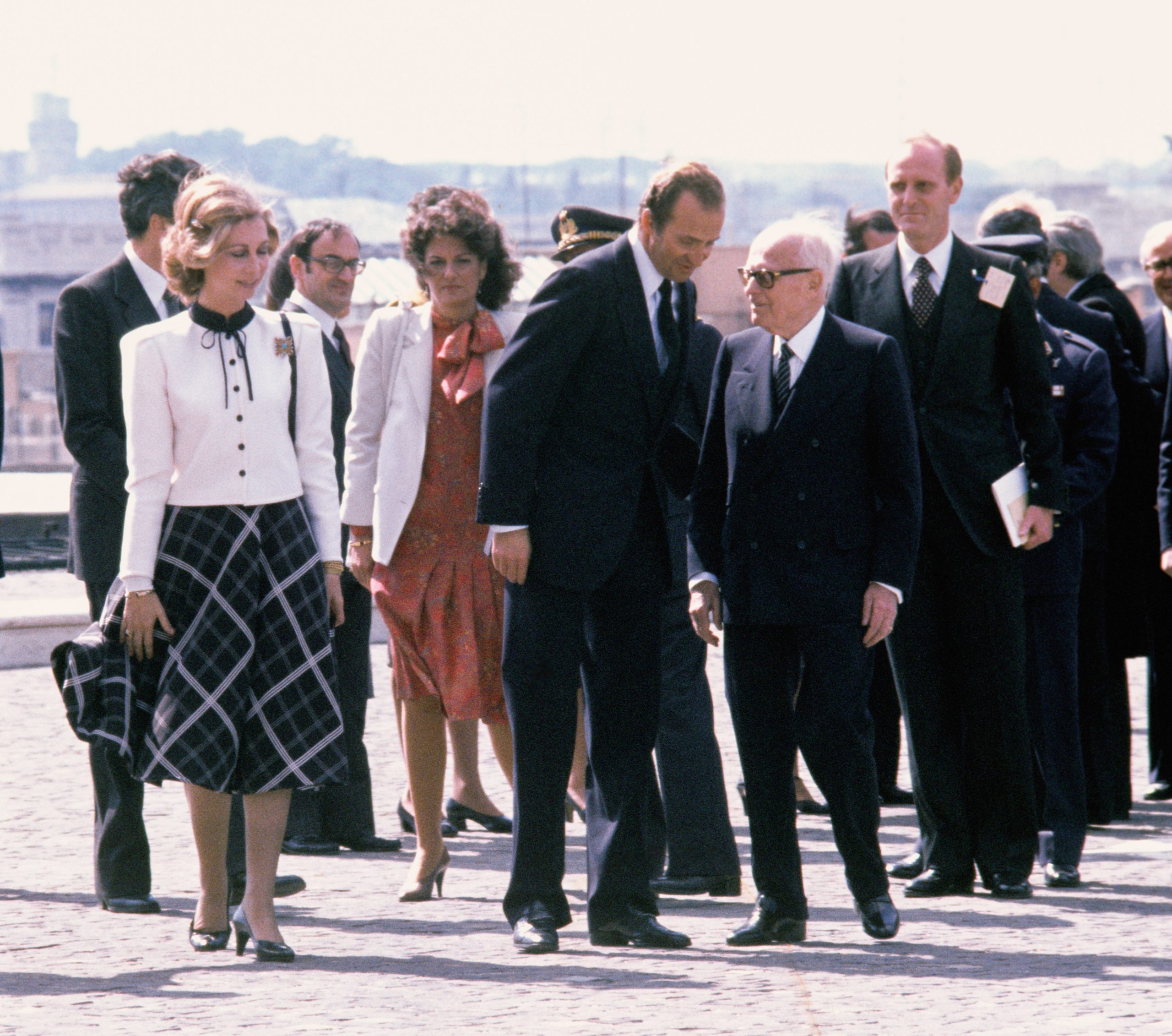 ​La reina Sofía con un vestido que luego llevó Letizia y una peineta tan grande que no cabía en el coche oficial: recordamos el viaje de Estado del rey Juan Carlos a Italia en 1981 