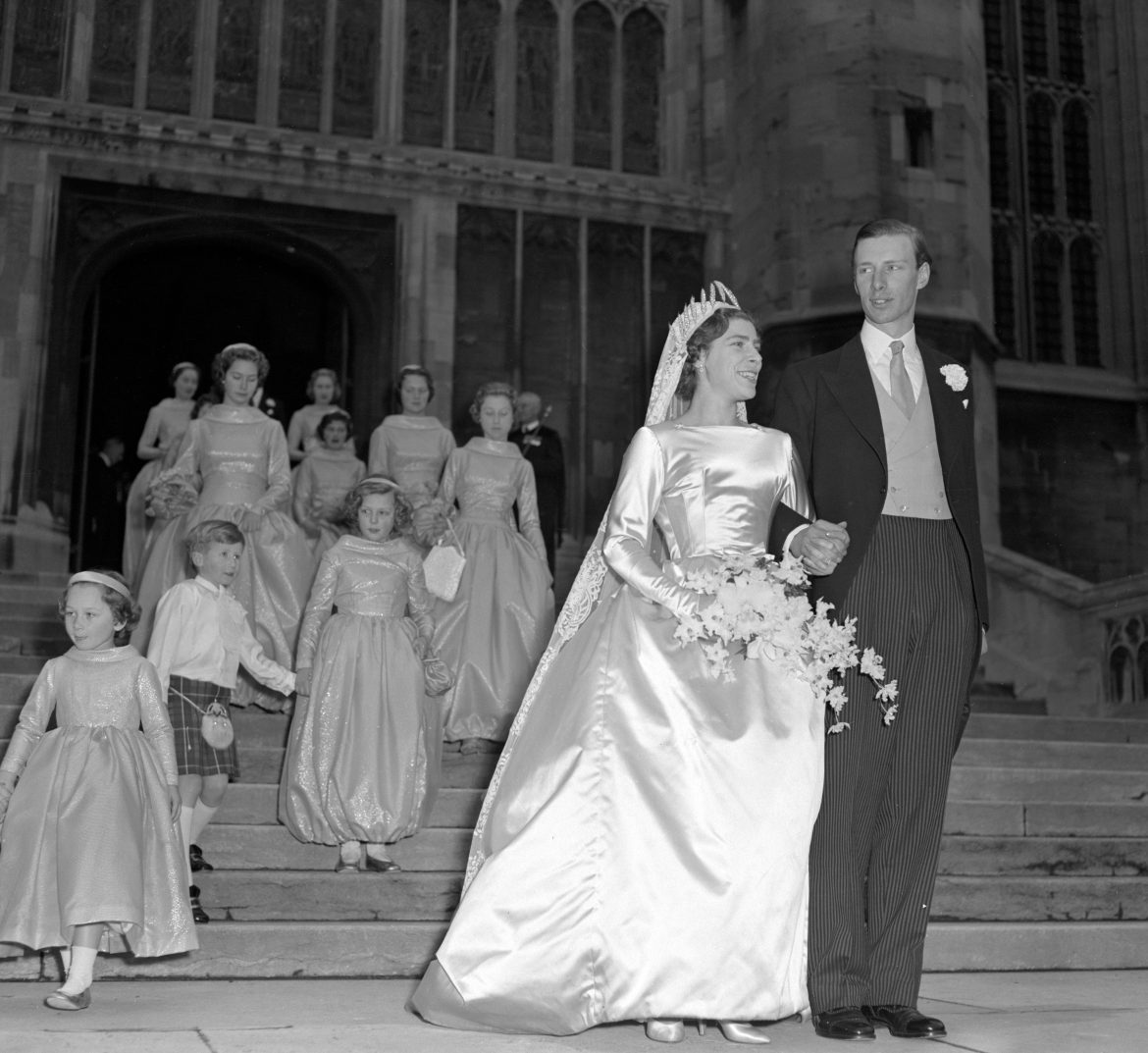 ​La pomposa boda de David Liddell-Grainger y Anne Abel Smith, prima de Isabel II: un look con la tiara de espigas de trigo de Teck y una reunión de miembros de la realeza europea 