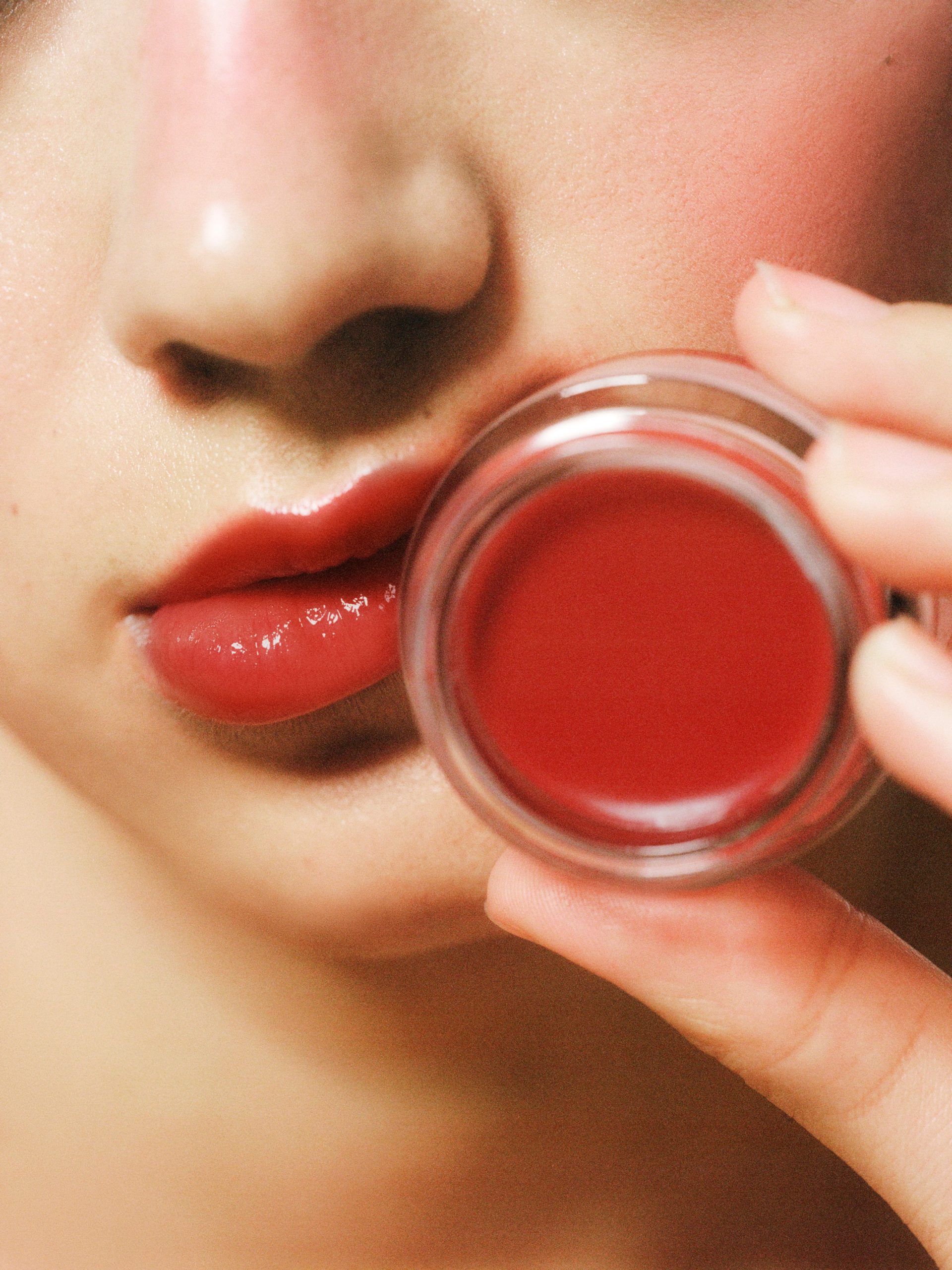 ​El bálsamo superventas para labios y mejillas de Rowse aporta un tono natural y hace la rutina de maquillaje más fácil 