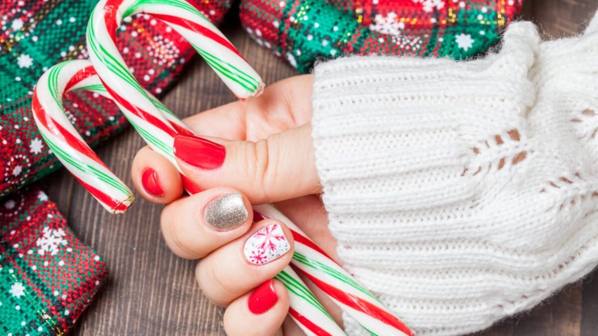 31 diseños de uñas cortas para celebrar la Navidad y Nochebuena