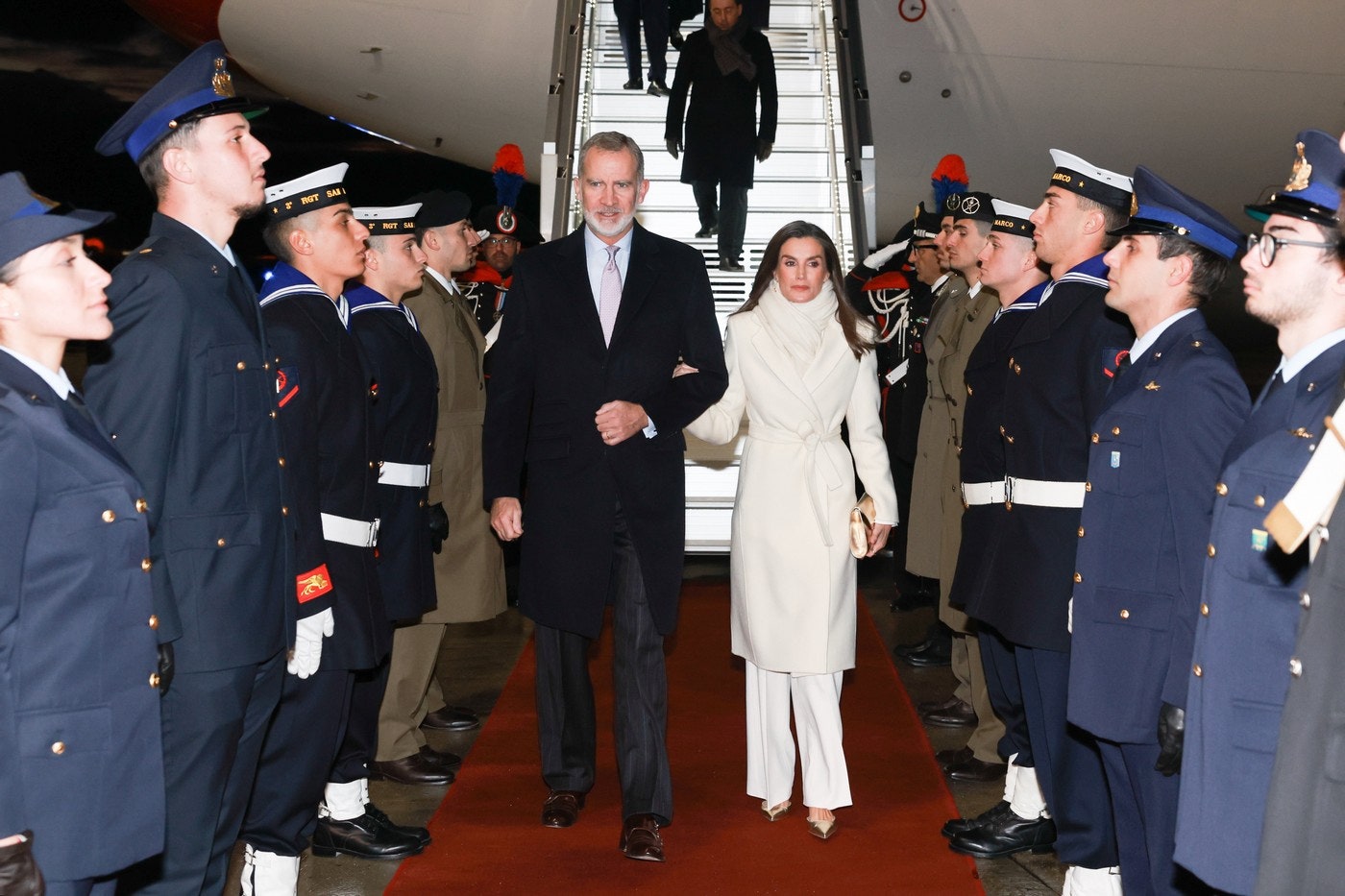 ​Letizia, deslumbrante reina del invierno en su llegada a Roma: de blanco total tras un cambio exprés en el avión 