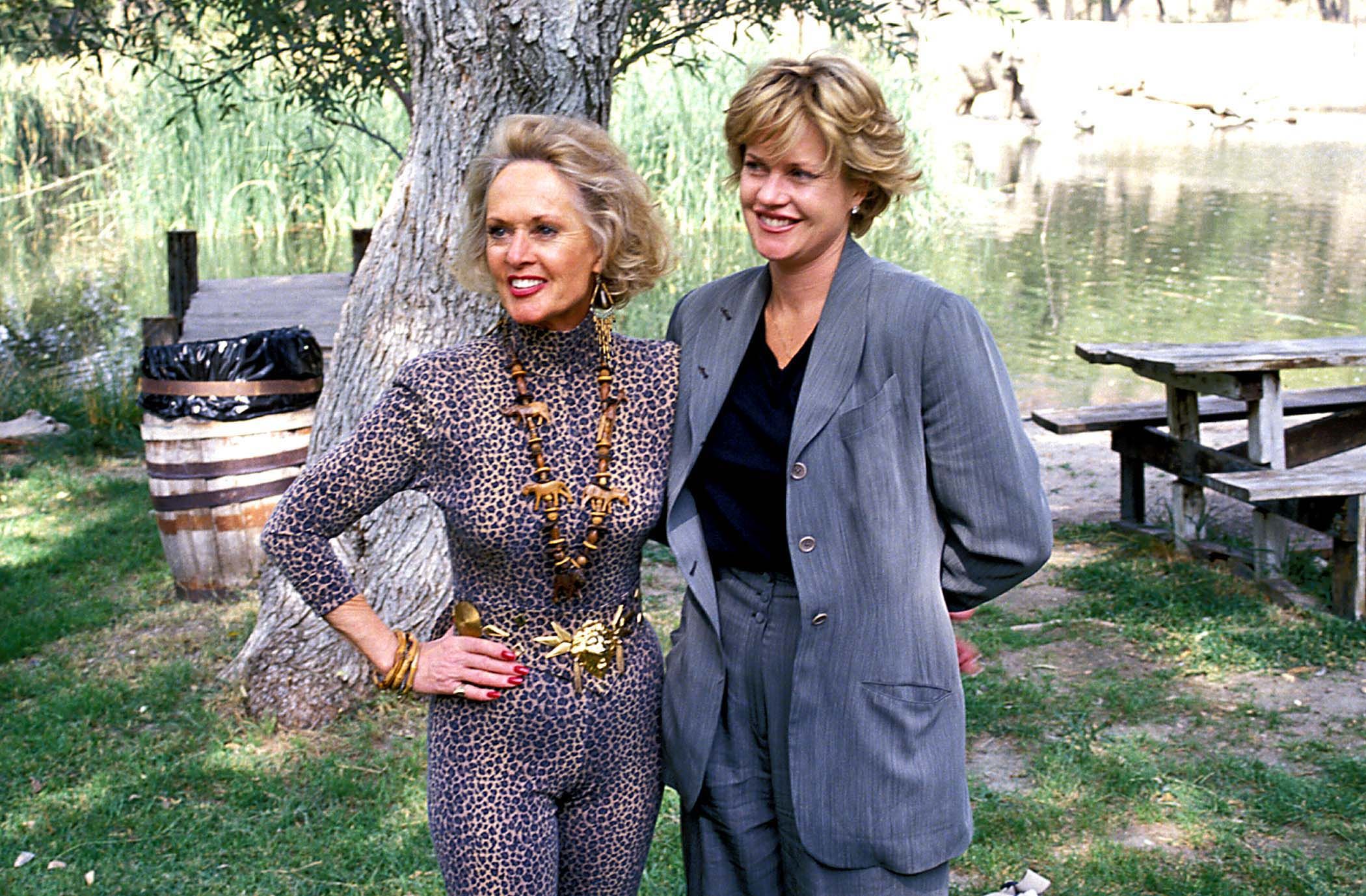 ​“¡Está feliz y con salud!”: Melanie Griffith y Stella Banderas celebran el 95º cumpleaños de Tippi Hedren 