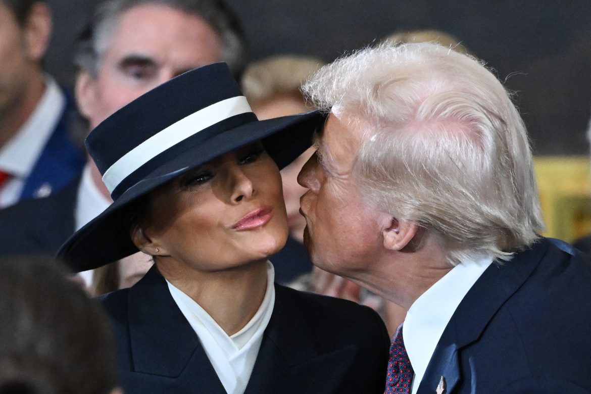 ​“Llegó irreparablemente dañado, la caja mojada y aplastada»: el sombrero de Melania Trump estuvo a punto de no suceder 