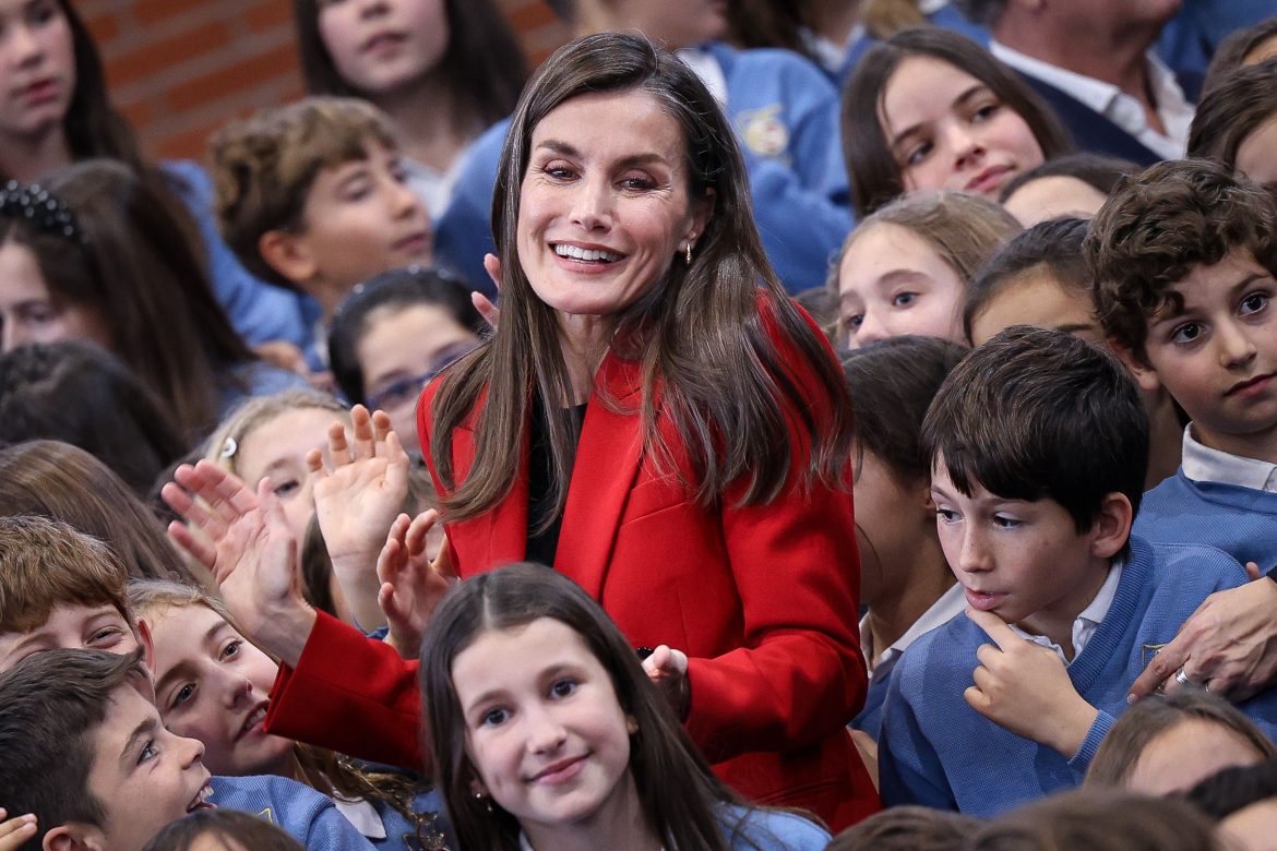 ​La imagen más insólita de Letizia: se sienta en el suelo para leer un cuento a un grupo de niños (y revela que aún guarda los dibujos escolares de Leonor y Sofía) 