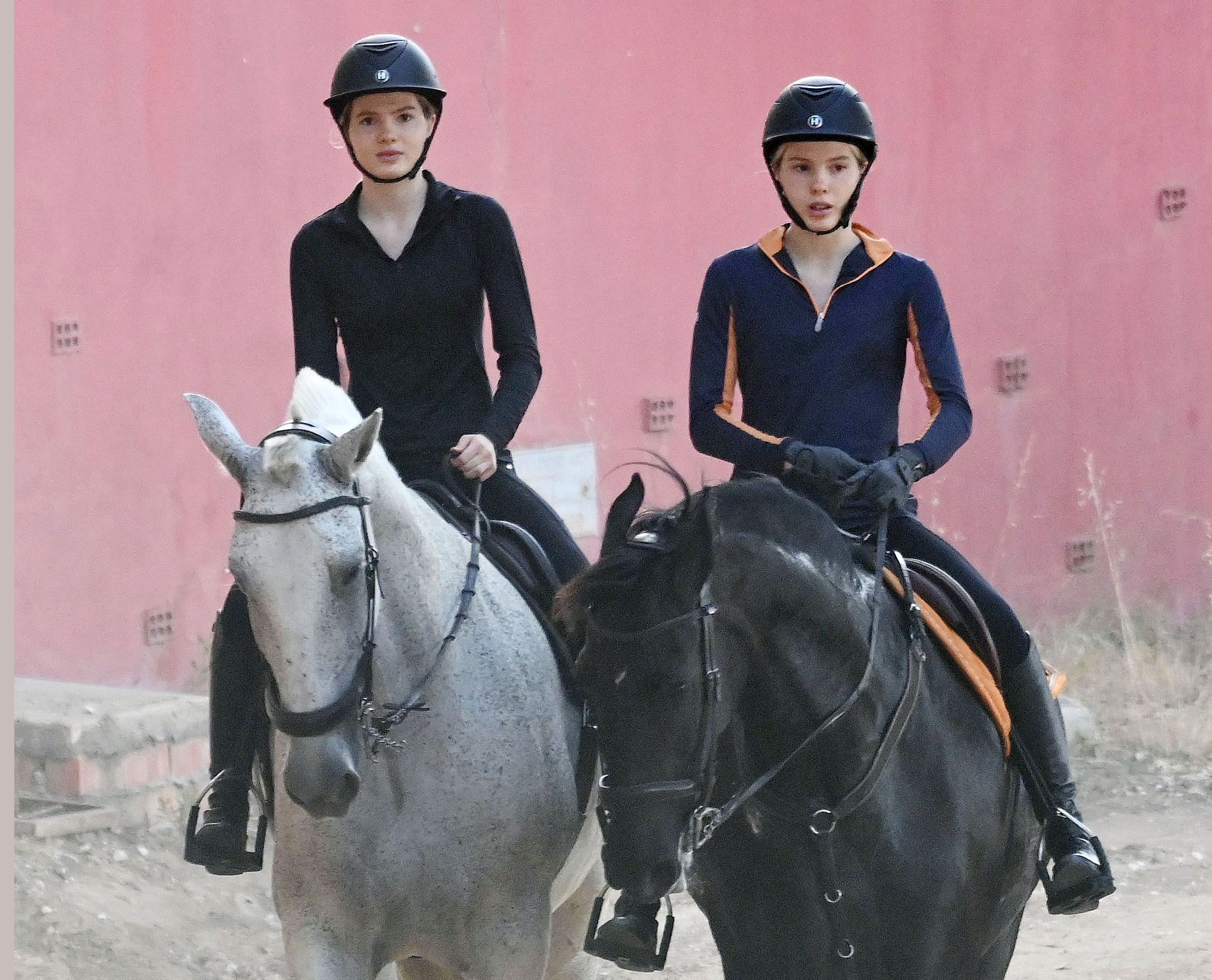 ​Victoria y Cristina Iglesias, días bajo el sol marbellí: largos paseos a caballo, rutas por la montaña y la compañía de su amiga Kayla Rockefeller 