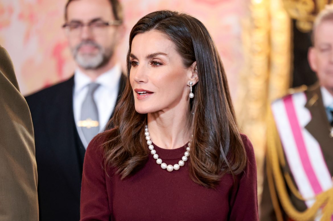 ​Letizia recupera el histórico collar de perlas de la reina Isabel II para su primer look del año 