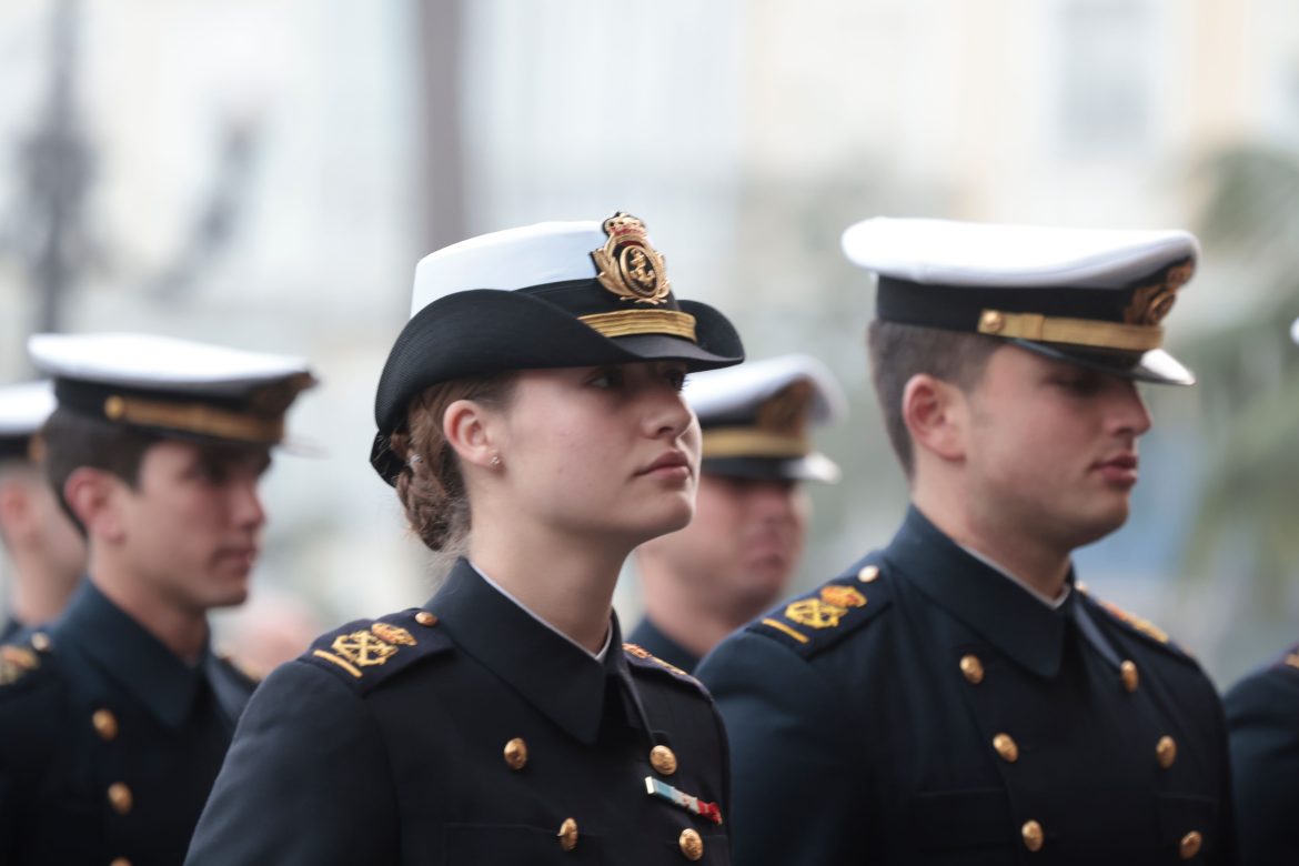 ​Leonor, una guardiamarina más en sus últimos actos en Cádiz antes de partir en Elcano: recepción en el Ayuntamiento, visita al Panteón de los Marinos Ilustres… 