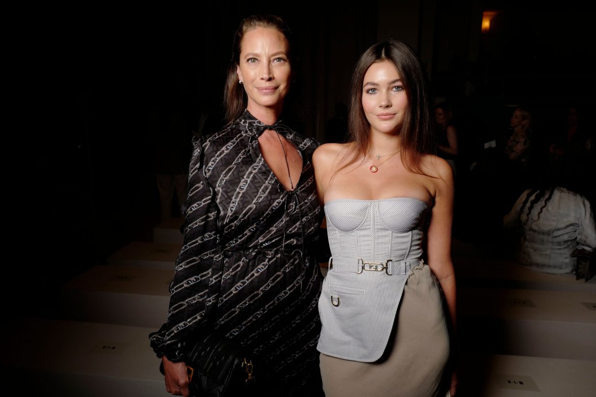 ​Grace Burns, la hija de Christy Turlington que ya triunfa en la pasarela: estudiante en Nueva York, poeta y la inspiración para su madre para ayudar a otras mujeres 