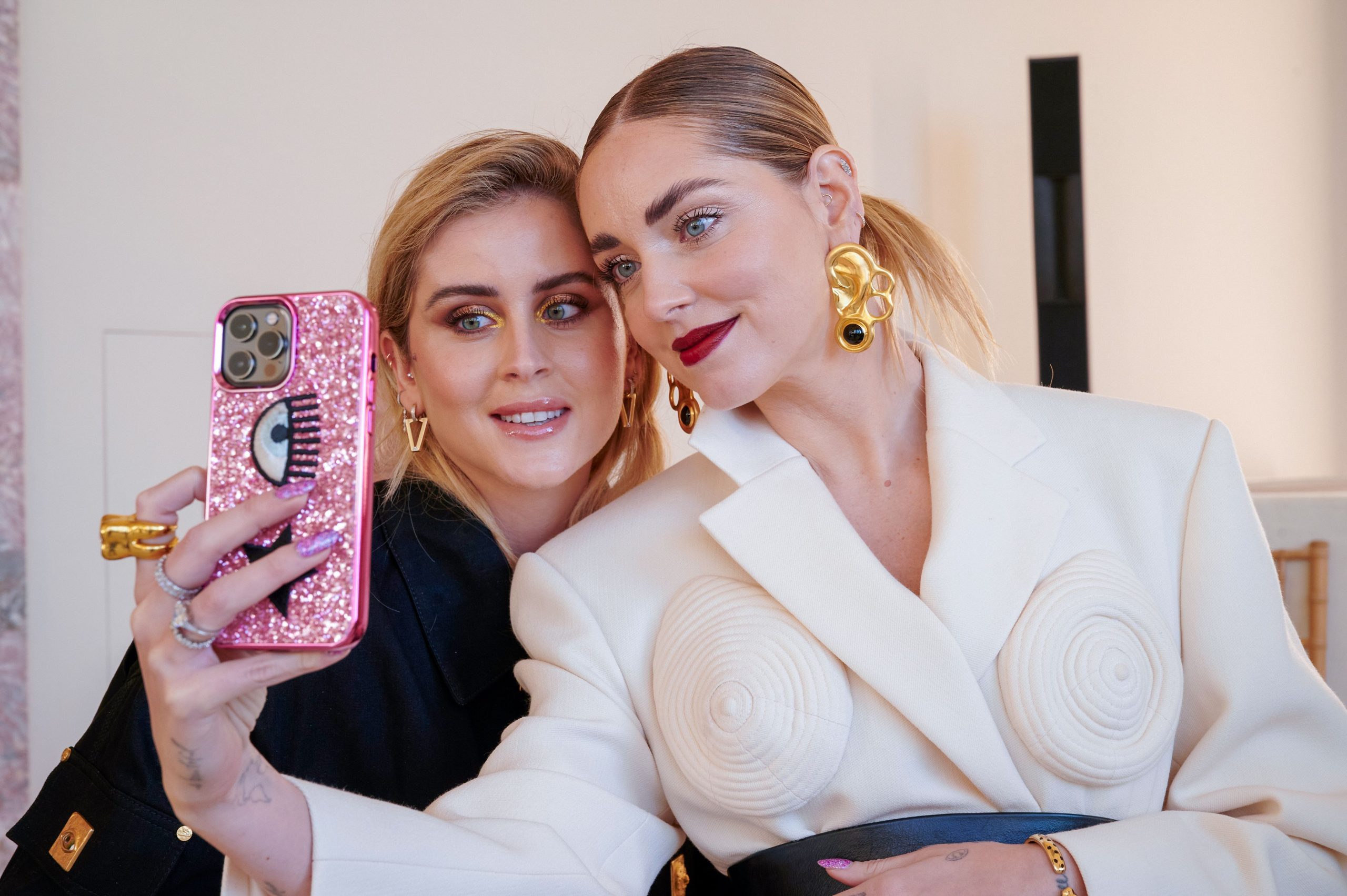 ​Valentina, hermana pequeña de Chiara Ferragni, sale en su apoyo con un poema: “Un día me abrazaré tan fuerte que nunca más me abandonaré” 