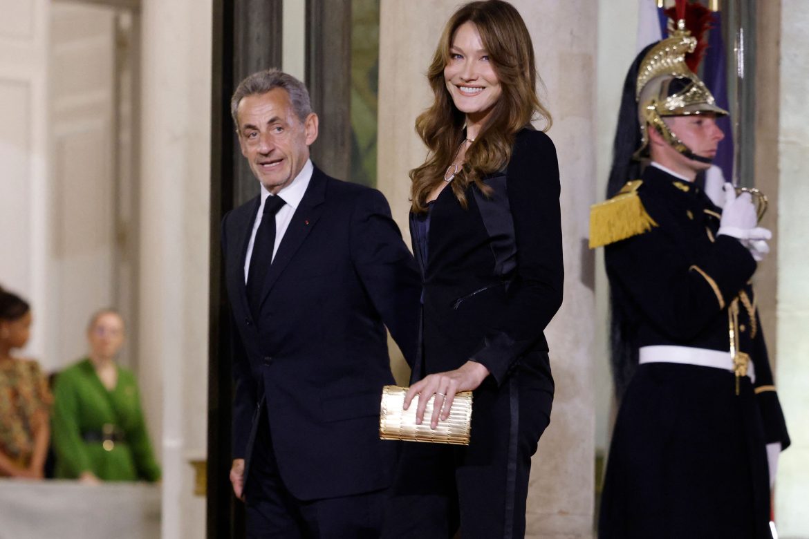 ​Carla Bruni declara su amor a Sarkozy por su 70º cumpleaños: así fue el flechazo (en una cita a ciegas) que terminó en boda hace 17 años 