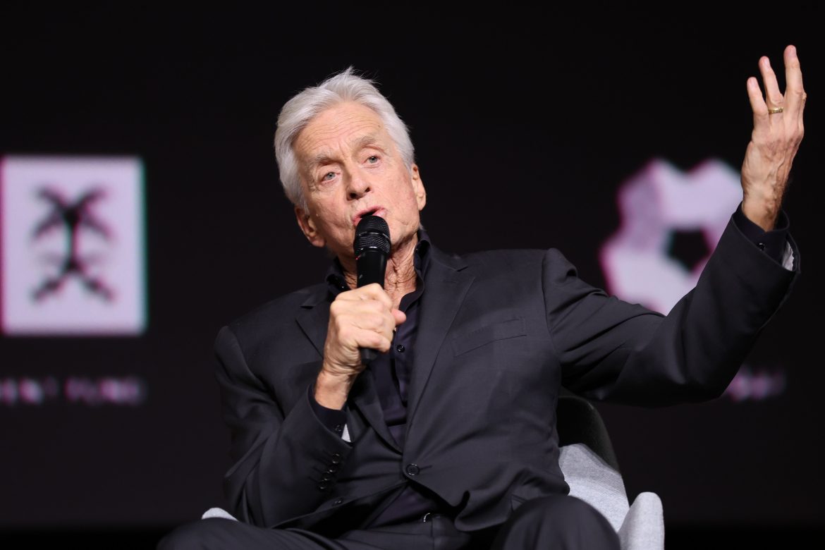 ​Michael Douglas llama a la solidaridad: “Mucha gente habla de las estrellas de cine, pero otros también han perdido sus casas” 