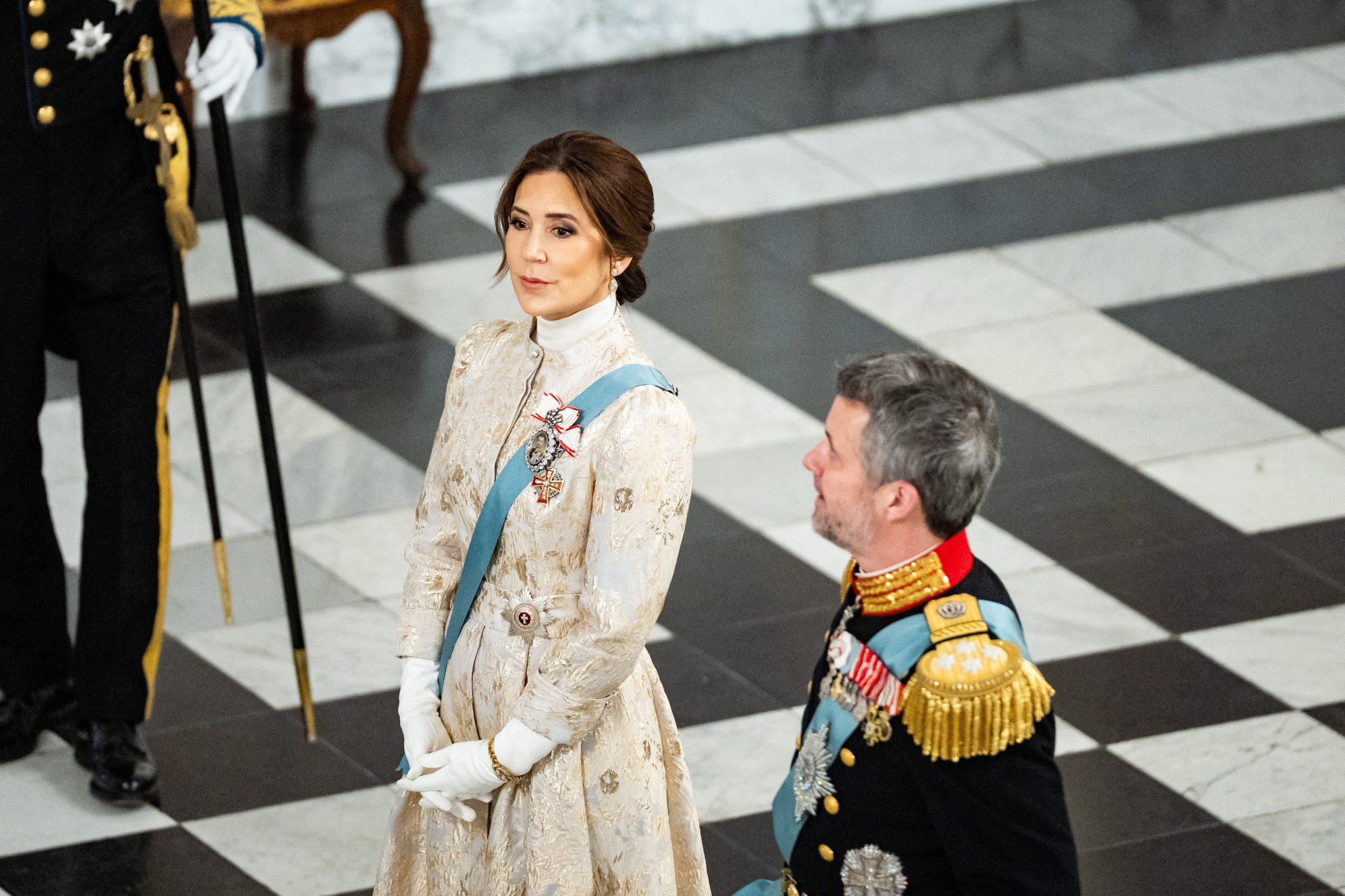 ​Mary de Dinamarca se transforma en reina de las nieves con un traje brocado y las “joyas de pasar” danesas 