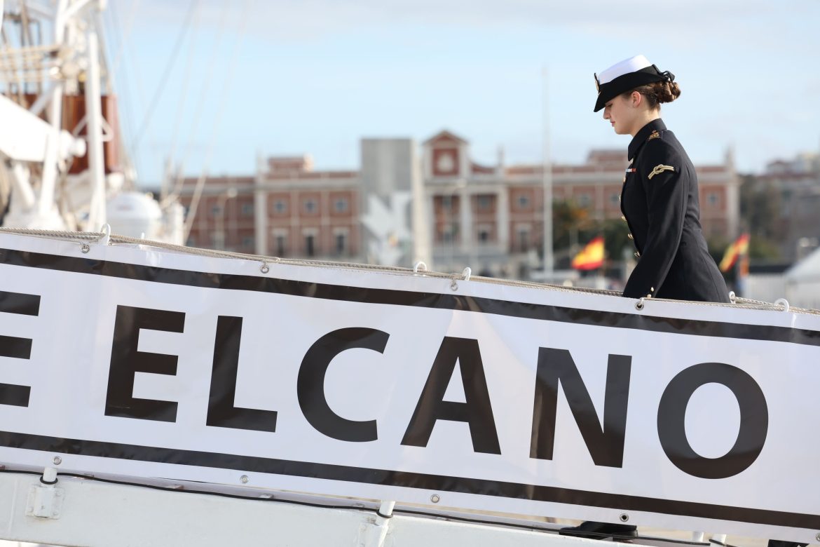 ​La princesa Leonor embarca por primera vez en el ‘Juan Sebastián Elcano’: saludo a la bandera, encuentro con el comandante y sonrisas junto a sus compañeros guardiamarinas 