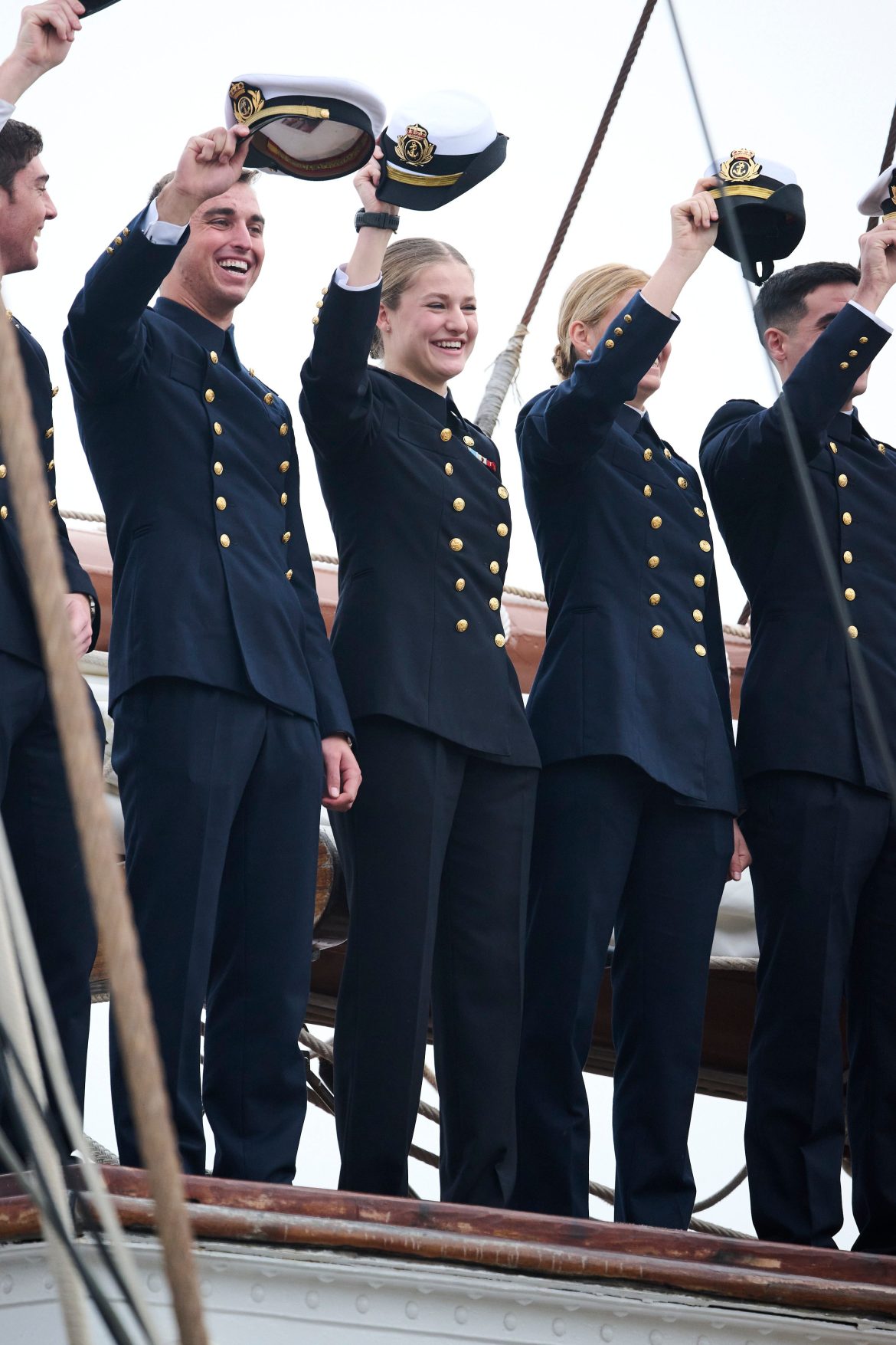 ​Las imágenes de la despedida de Leonor a bordo de Elcano: de la foto del rey con el móvil a su cariñoso gesto hacia la reina 