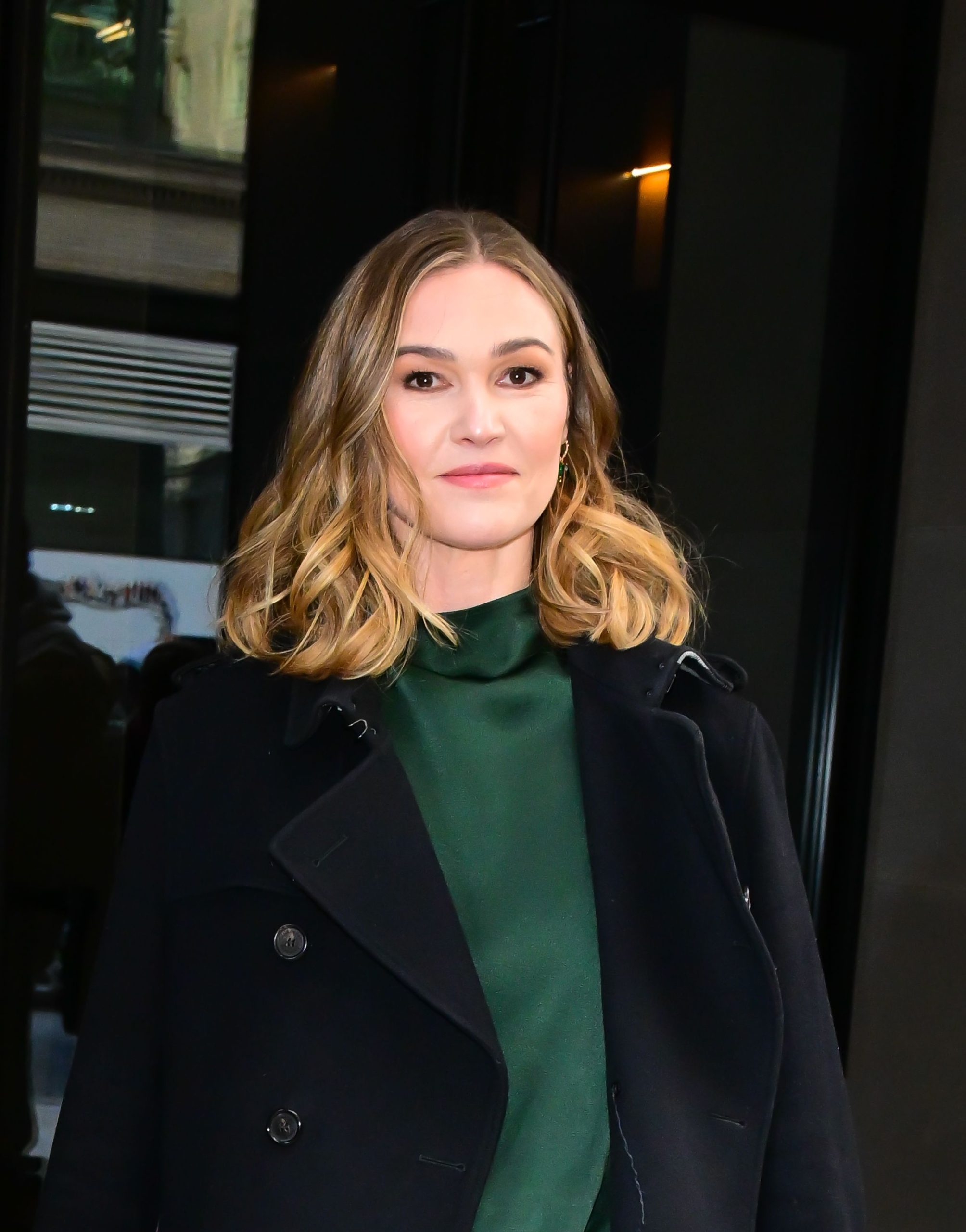 ​La espléndida madurez de Julia Stiles: la reina adolescente de la comedia romántica se estrena como directora (mientras lleva una vida feliz con su marido y sus tres hijos en NY) 