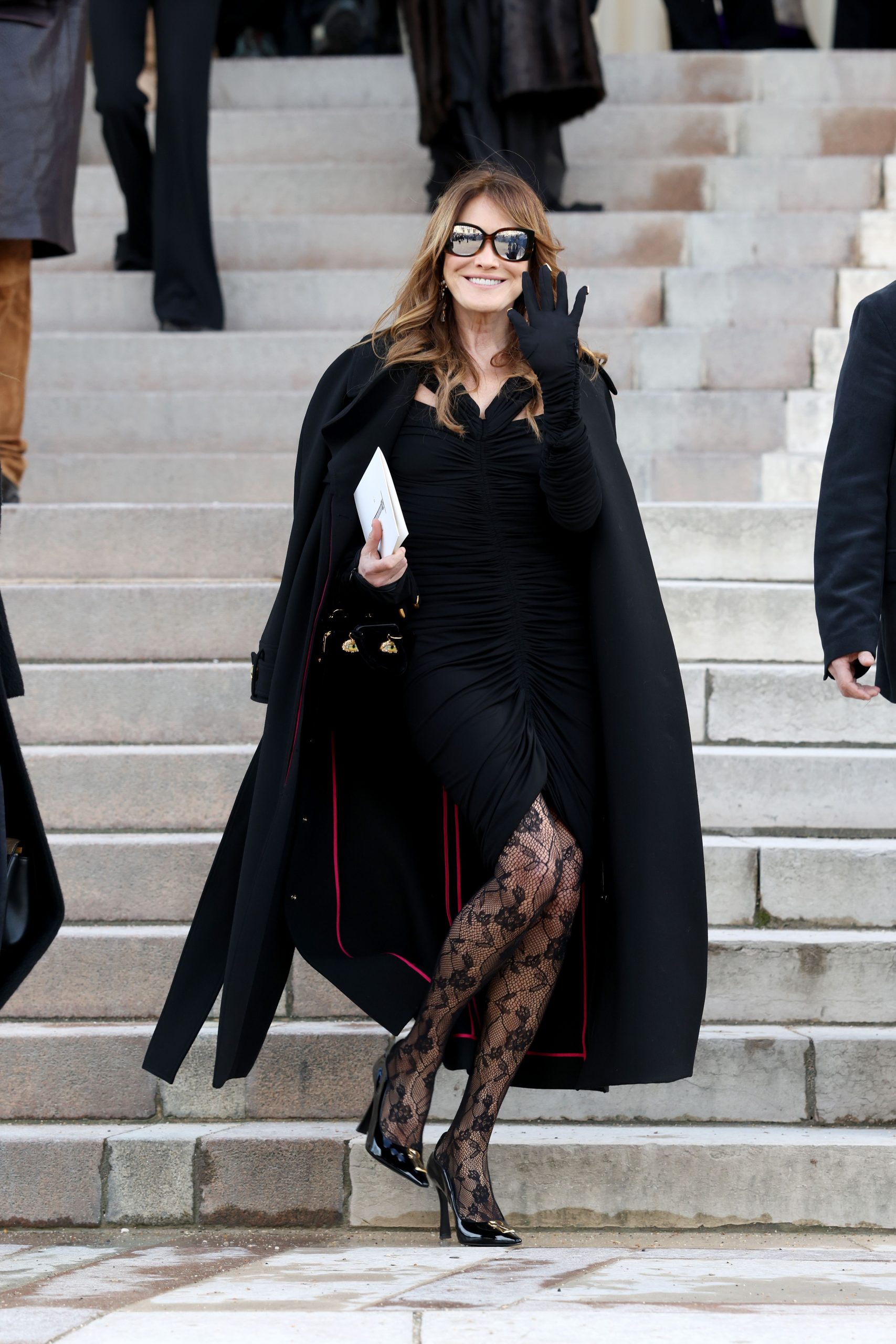 ​Nueva tendencia a la vista: medias de encaje, las favoritas de Carla Bruni 