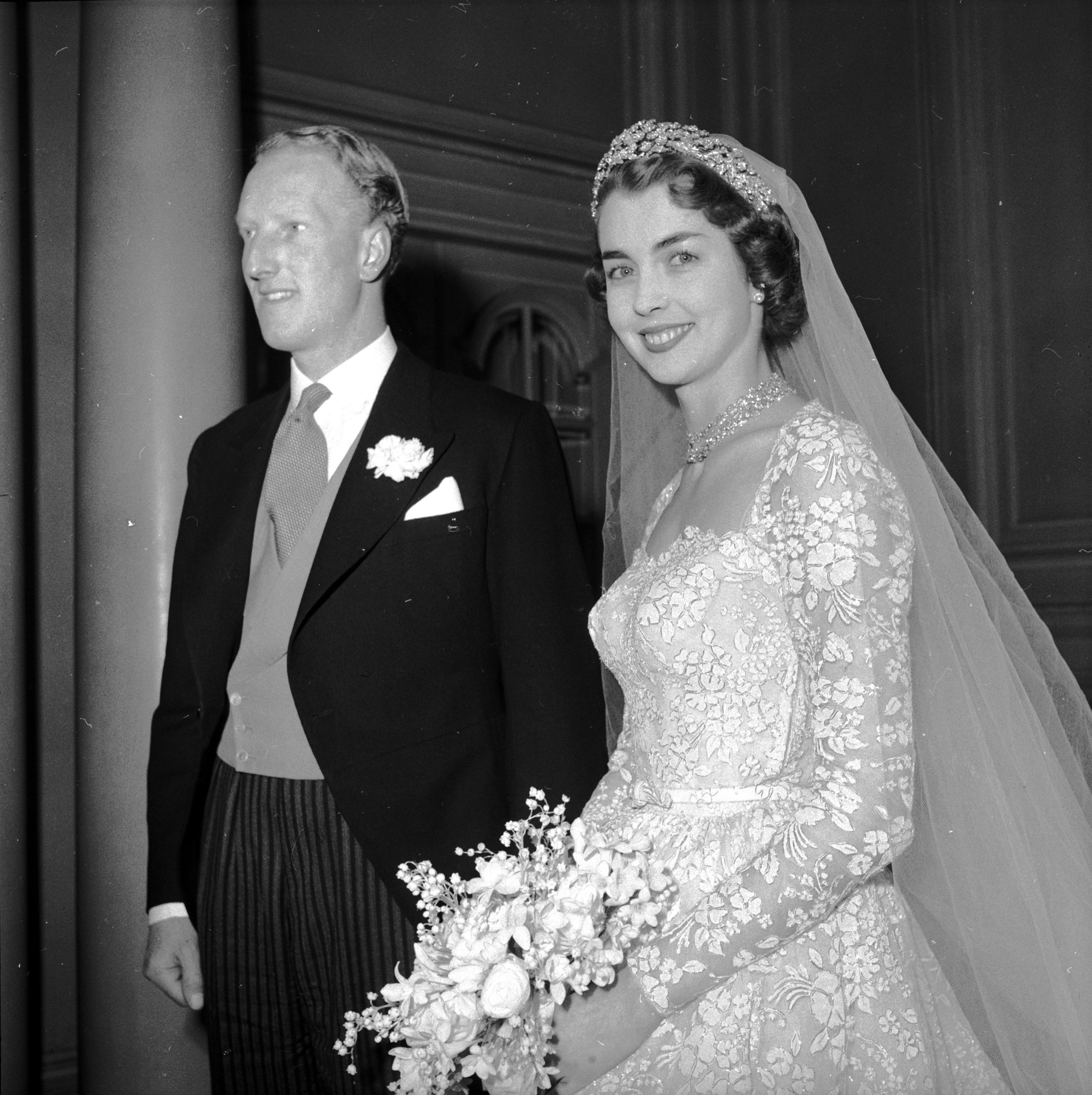 ​Así fue la boda de John Scott, conde de Dalkeith, y la modelo Jane McNeill: vestido de encaje con hilo de plata, tiara floral y la reina Isabel II entre los más de 1.000 invitados en la catedral de Edimburgo 