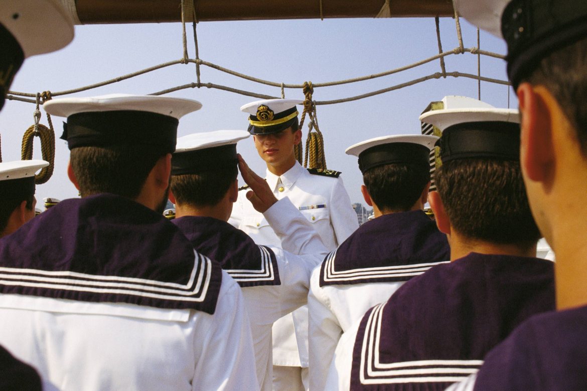 ​“Al principio se quejaba del mucho trabajo y del poco descanso”: el día que Felipe de Borbón pudo ser arrestado a bordo de Elcano por una falta de disciplina (y otros recuerdos de la vida en alta mar que le espera a Leonor) 