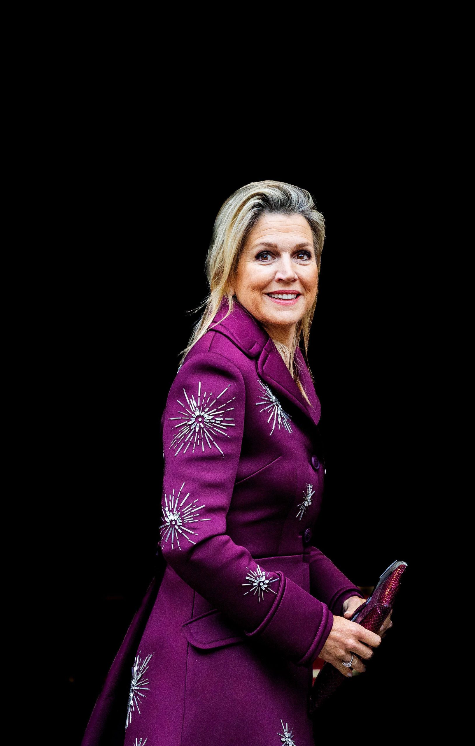 ​Máxima de Holanda recupera su abrigo de neopreno “con estrella” para retomar su agenda después de las vacaciones 