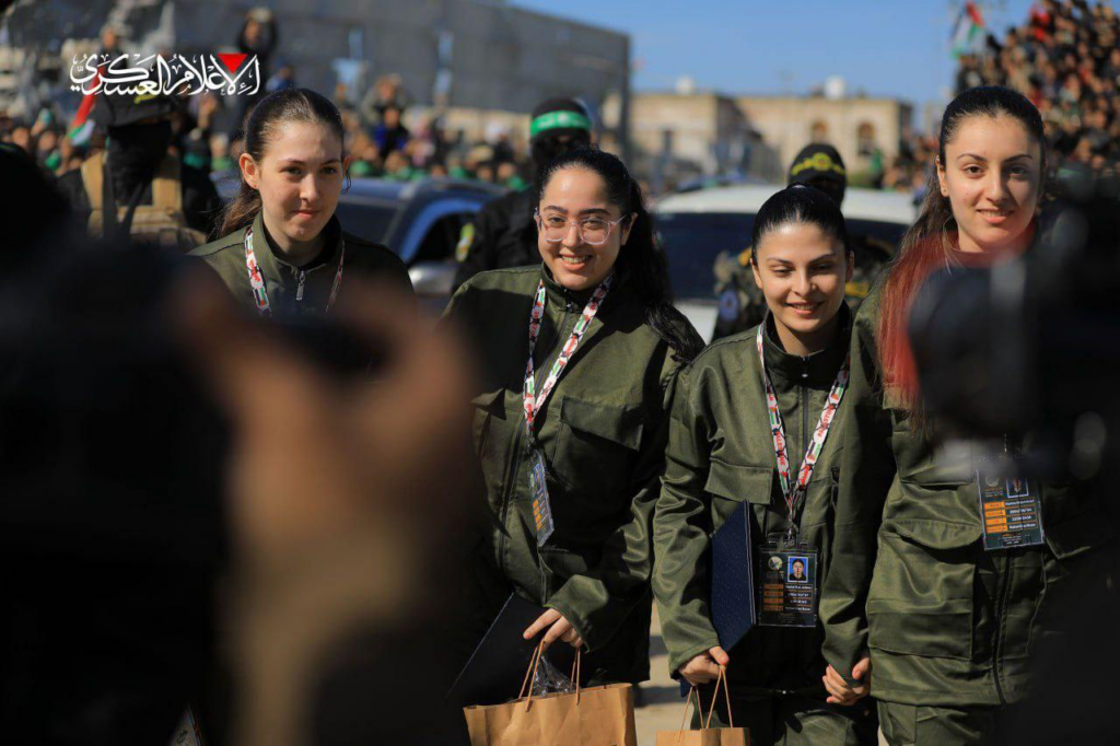 Karina, Daniela, Naama y Liri ya están en casa tras la «ceremonia de liberación» realizada por Hamás