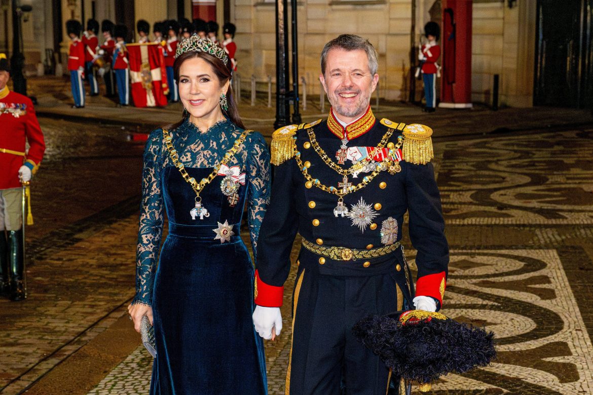 ​De la tiara de Margarita como reina madre, al debut de Christian: los reyes Federico y Mary de Dinamarca presiden su primera gala de Año Nuevo 