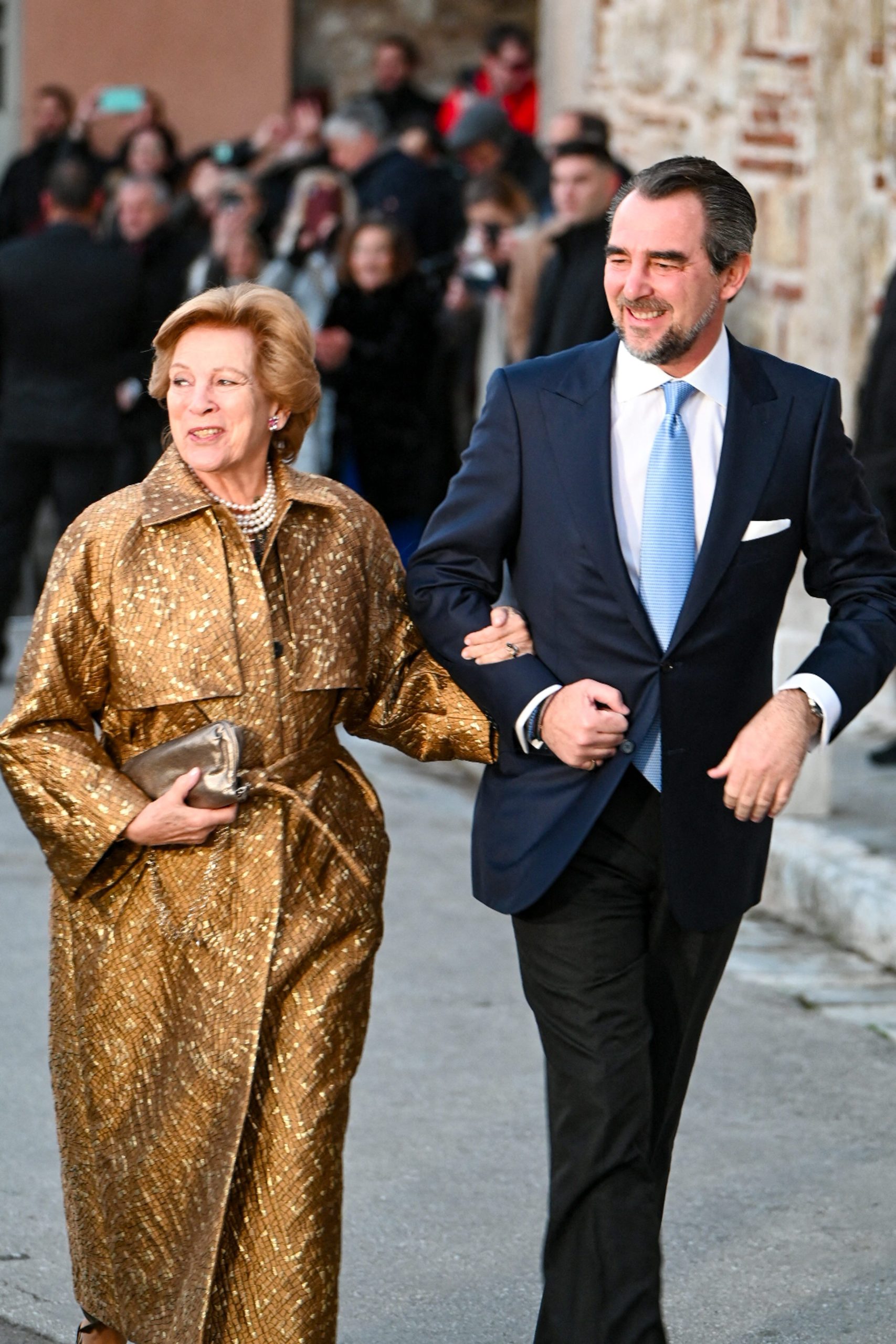 ​Una madrina de boda con vestido-gabardina, perlas y rubíes: Ana María de Grecia acompaña a su hijo, el príncipe Nicolás, al altar 