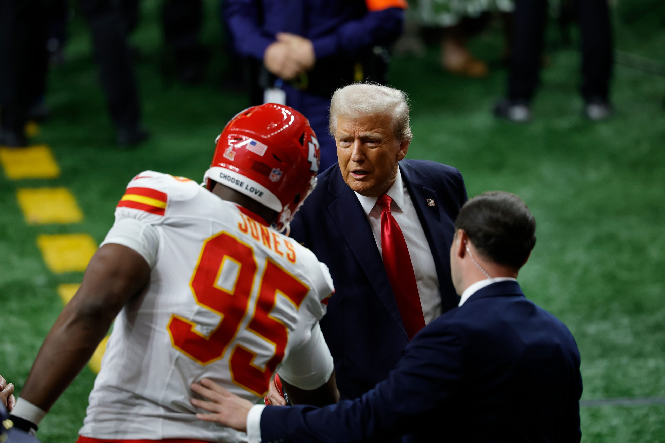 ​Donald Trump, primer presidente en activo en asistir a la Super Bowl (y tener un historial complicado con la NFL y el equipo ganador) 