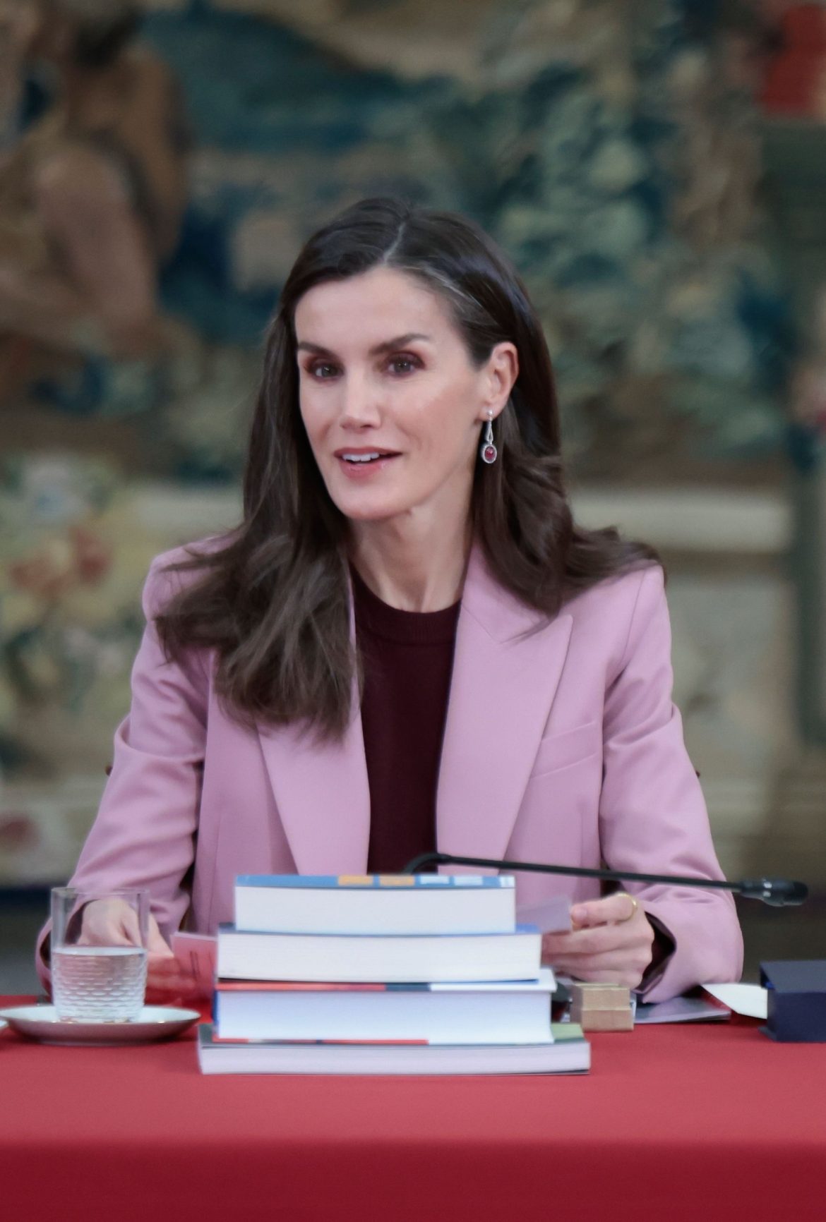 ​Su traje sastre favorito, jersey de lujo silencioso y pendientes de rubíes: Letizia preside junto a Felipe VI la reunión del Instituto Cervantes 