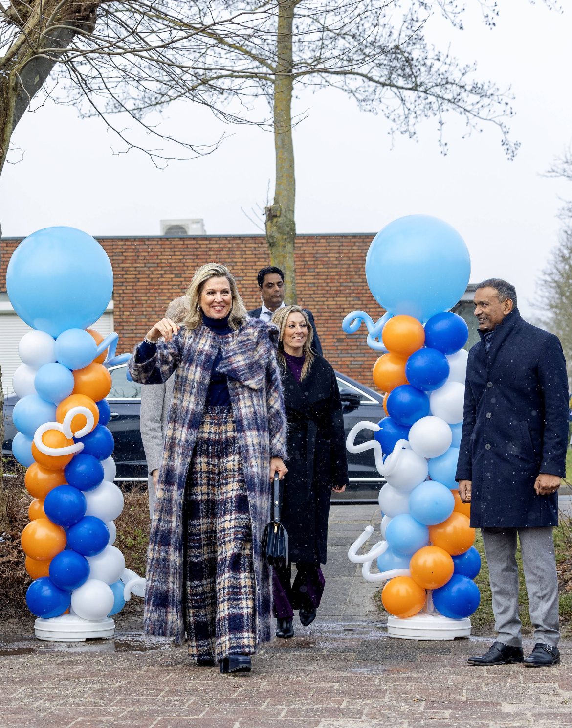 ​Máxima de Holanda: estilo al cuadrado bajo la nieve con un abrigo (que no llevaba desde 2022) y botas con plataforma 