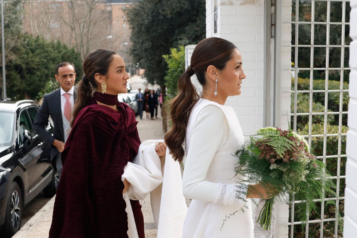 ​La boda del sobrino de Martínez-Almeida (sin la presencia del alcalde de Madrid) y la médico Almudena Montejo que eligió a Navascues para su gran día 