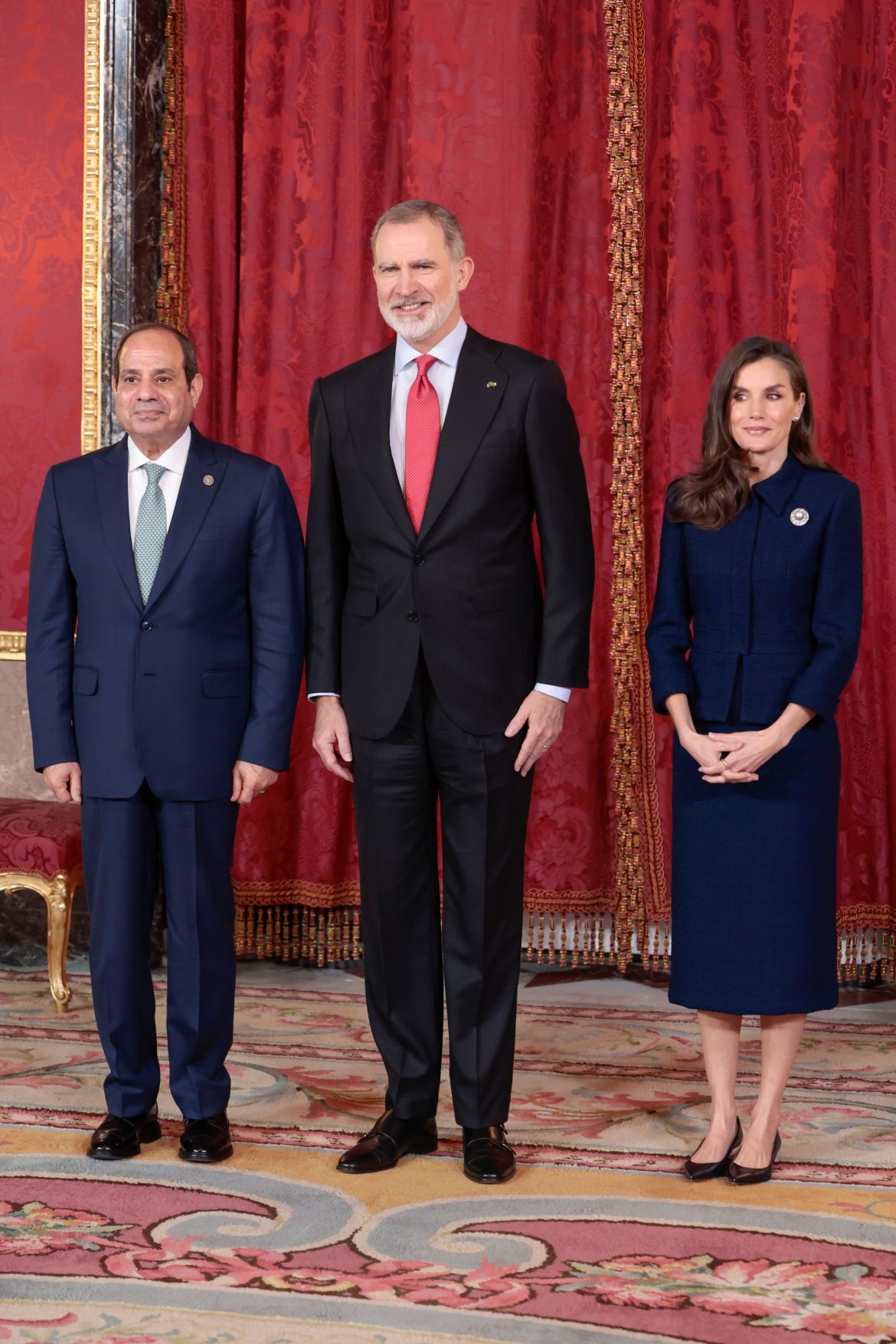 ​La reina Letizia se pone el broche de la infanta Isabel ‘La Chata’ para recibir al presidente de Egipto 