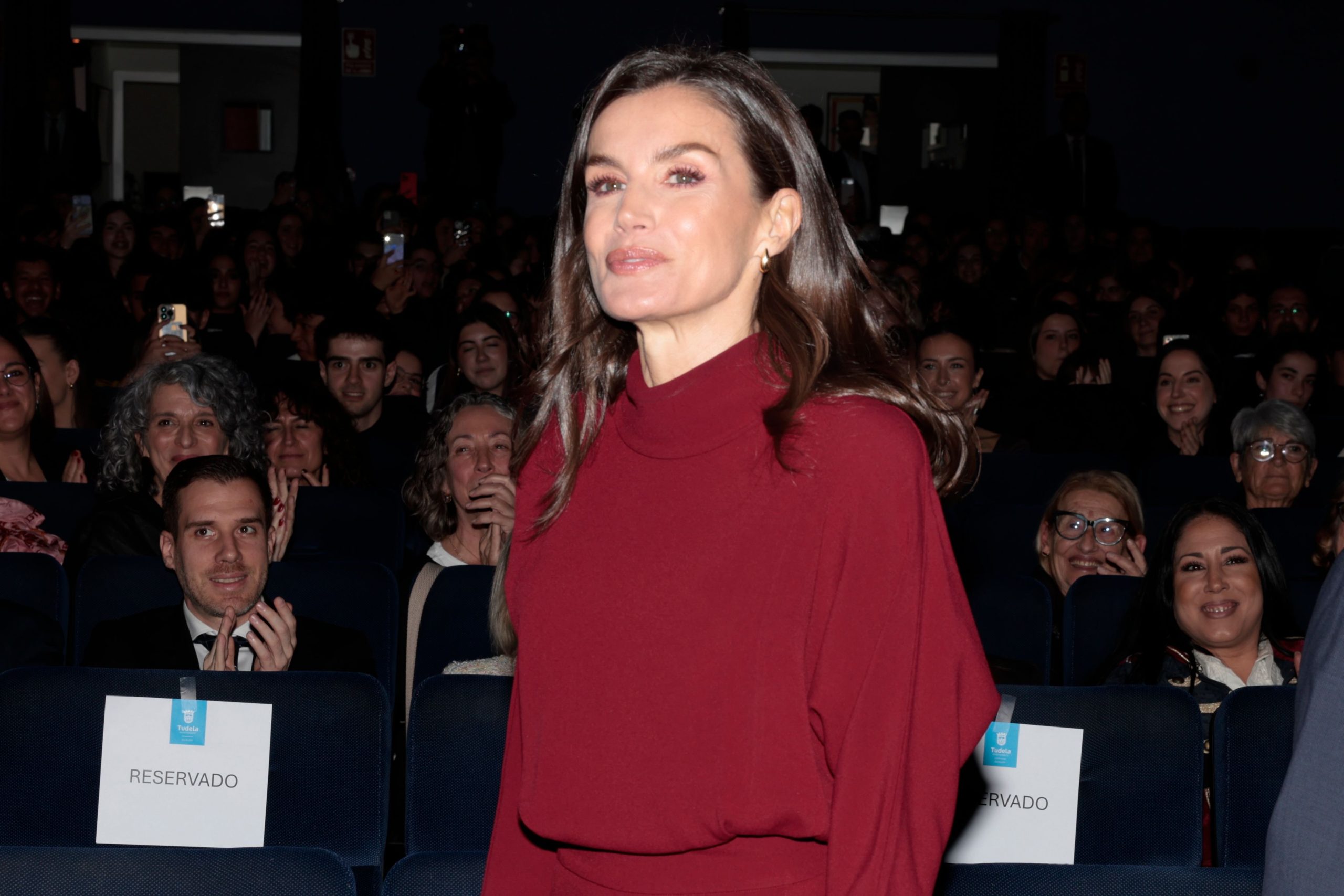 ​La reina Letizia va al cine: su homenaje a la película Los santos inocentes con un doble reconocimiento a Delibes y Mario Camus 