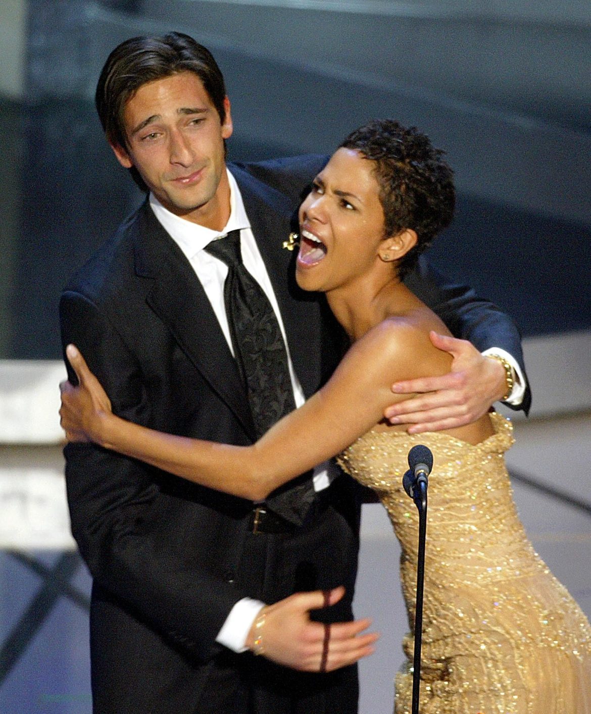 ​De “veo un Oscar en tu futuro” a “eres la mejor”: Adrien Brody y Halle Berry intentan enterrar (23 años después) la polémica por el famoso beso 