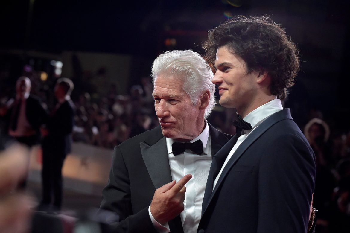 ​Así es Homer Gere, el hijo mayor de Richard Gere: líder de una banda de punk, licenciado en psicología y posible heredero de su padre en el cine 