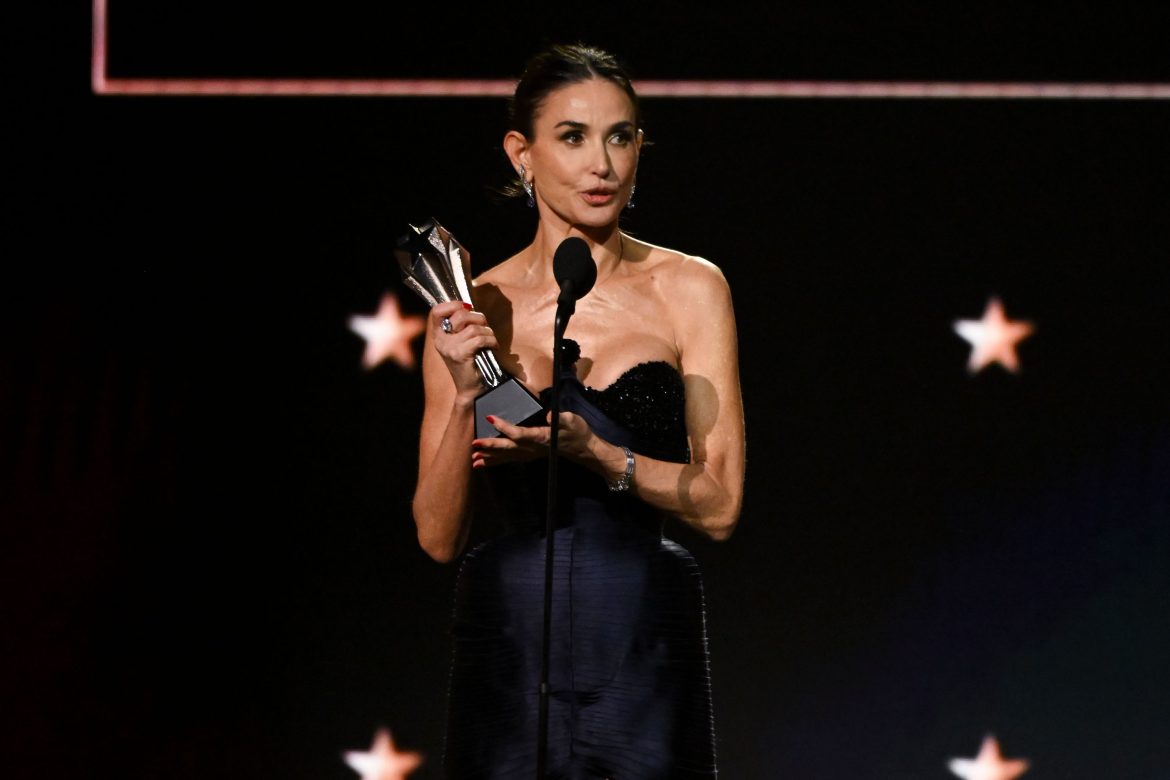 ​Demi Moore menciona a Karla Sofía Gascón, “que sé que no está aquí”, al recoger el premio a la mejor actriz en los Critics Choice 