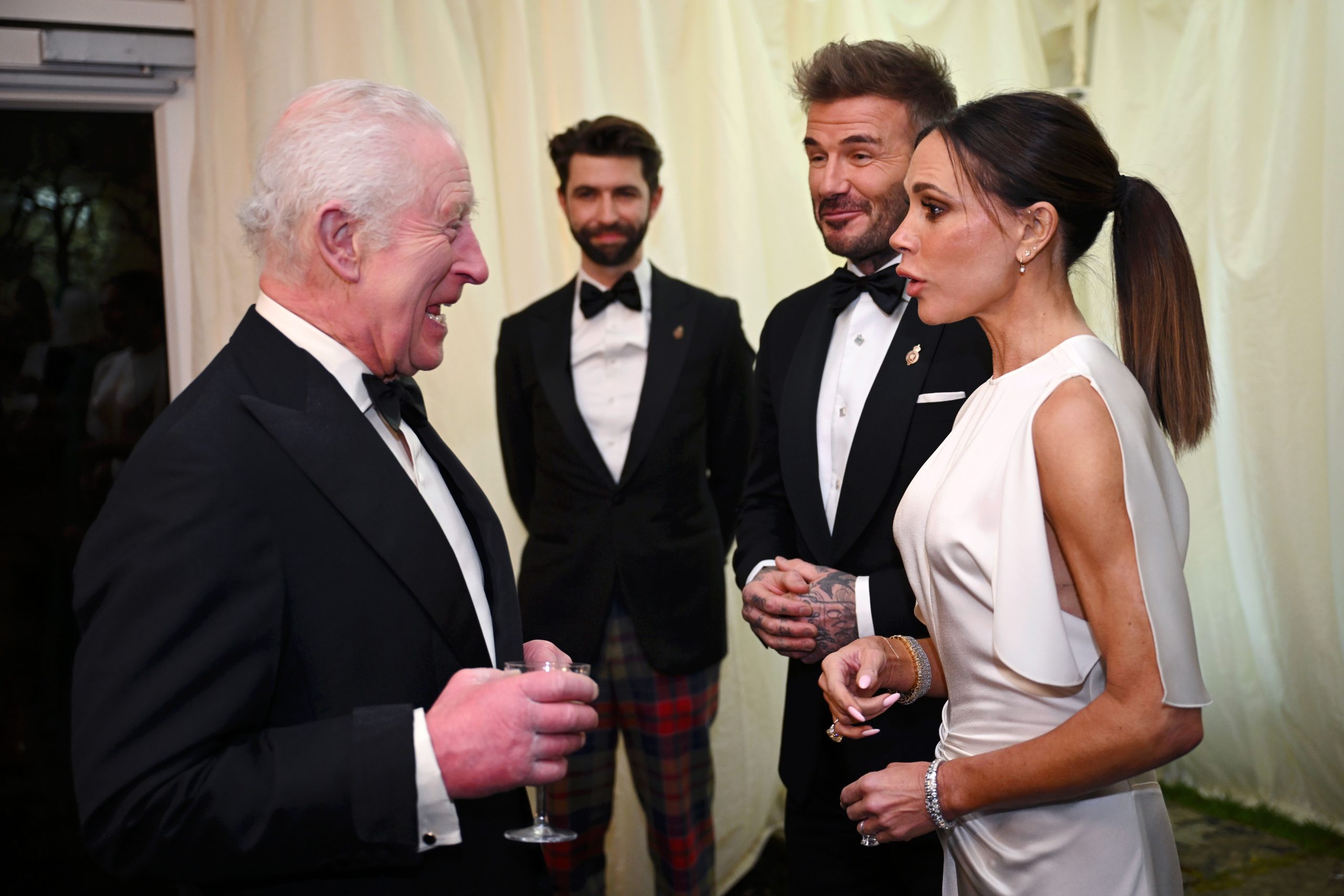 ​Victoria Beckham, con el mismo vestido de la reina Letizia, invitada a la cena 'slow' de Carlos III y Camilla en el paraíso orgánico del rey 